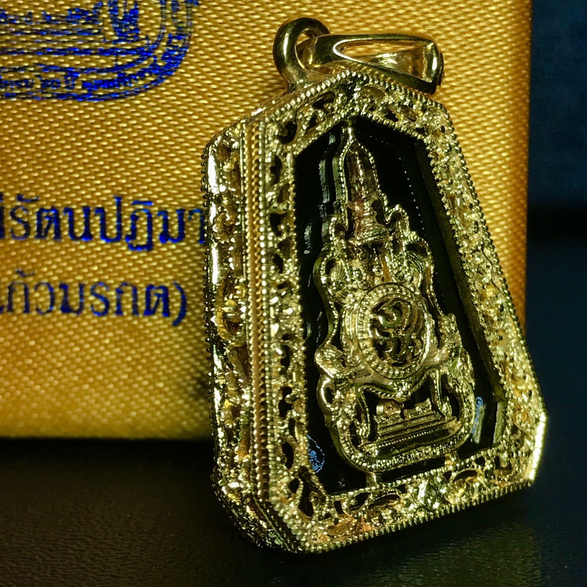 เหรียญพระแก้วมรกต(จำลอง)ทรงเครื่องฤดูร้อนแบบเจ็ดเหลี่ยม เนื้อทองคำ ด้านหลังตราสัญลักษณ์ฉลองสิริราชสมบัติครบ 60 ปี(1ใน1999องค์)(หายากมาก)