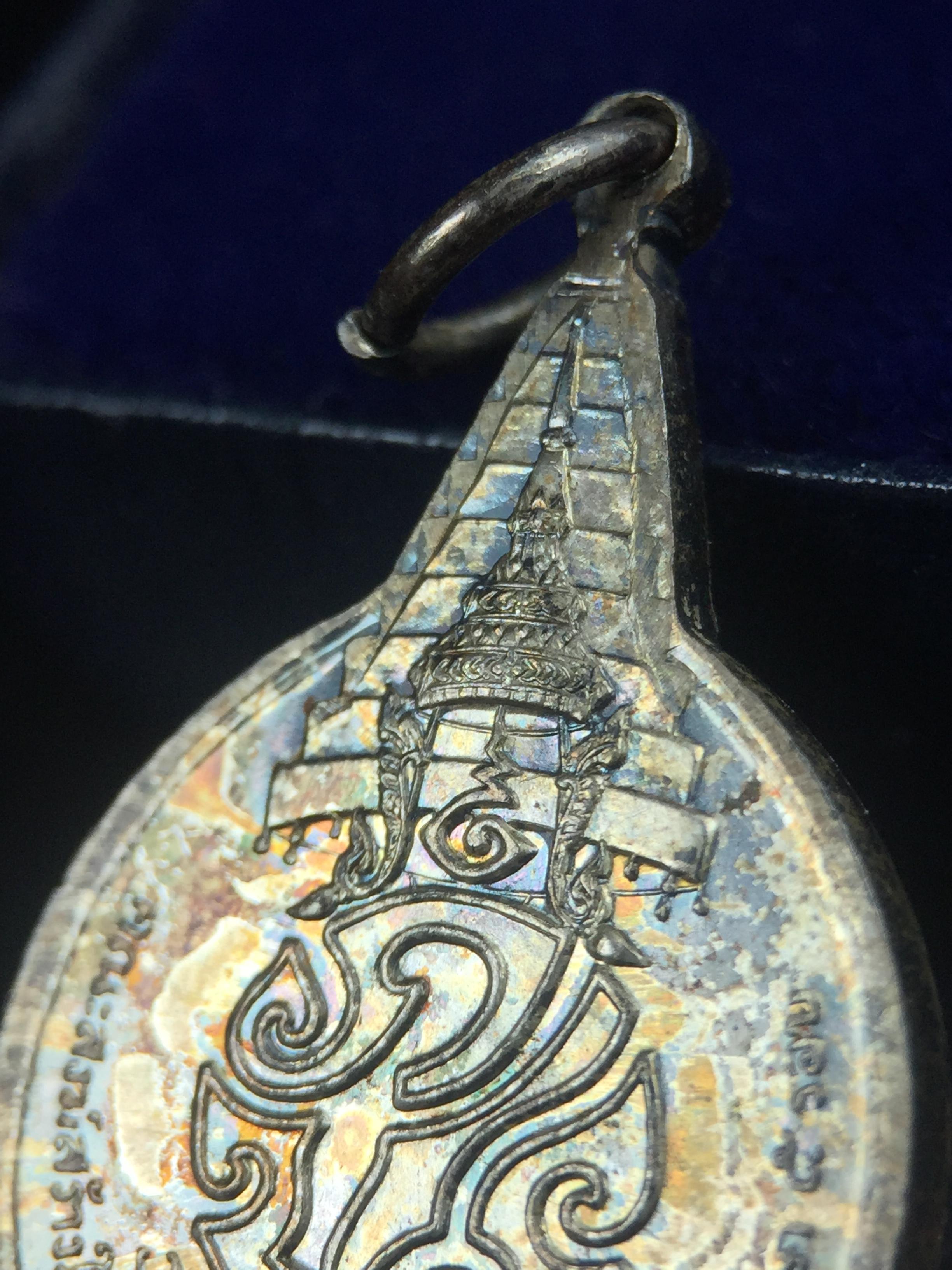 เหรียญพระชัยหลังช้าง ภปร. ครบ 5 รอบ ในหลวงรัชกาลที่9 พ.ศ.2530 พิมพ์เล็ก เนื้อเงิน(หนัก 2 สลึง)(สภาพผิวเดิมขึ้นสีรุ้งธรรมชาติสวยมาก)หายาก สภาพสวยเดิมพร้อมกล่องบรรจุเดิมครบสมบูรณ์(พิธีใหญ่ รุ่นยอดมนิยม)