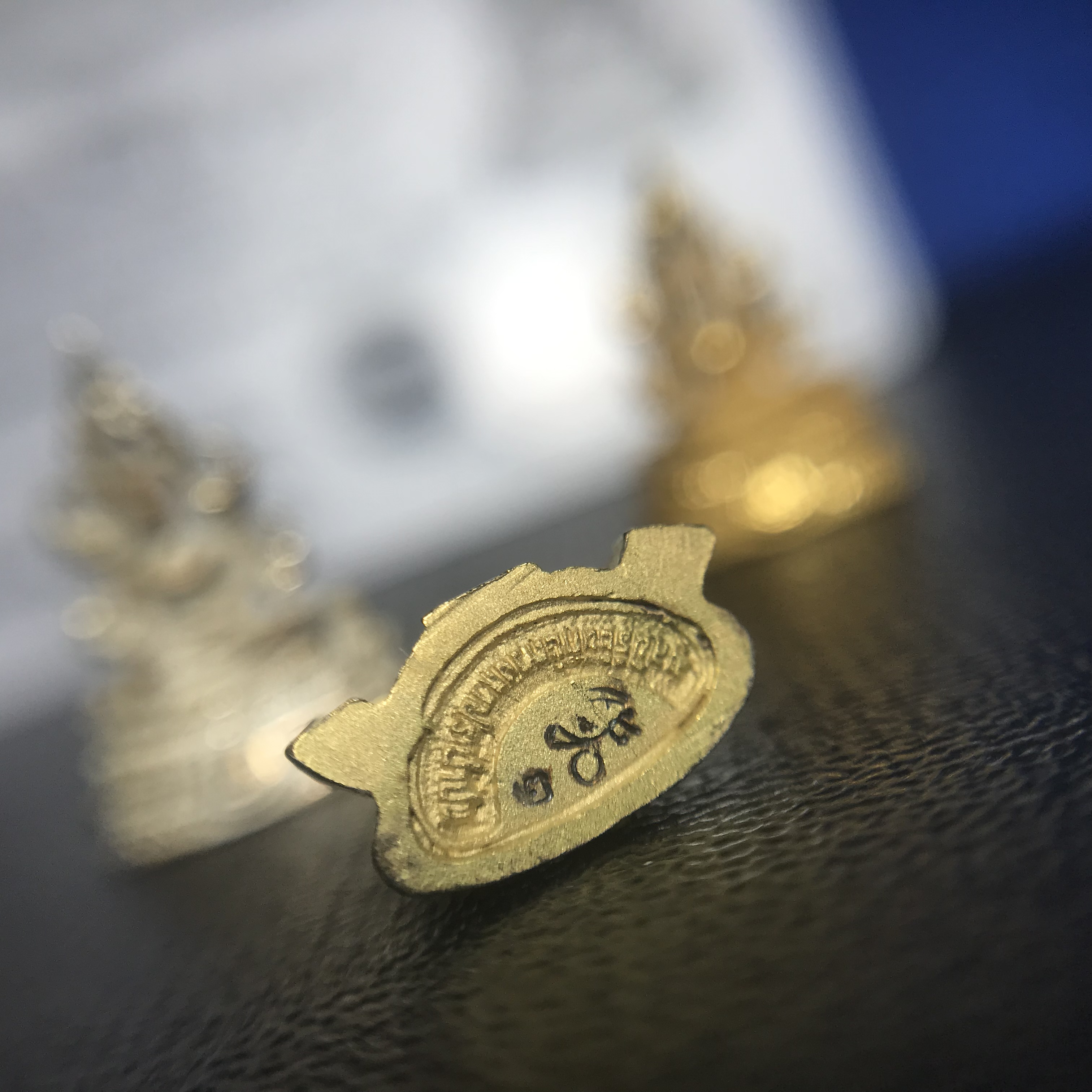 พระพุทธชินราช ภปร. ในวโรกาสพระราชพิธีมหามงคล เฉลิมพระชนมายุ6รอบ 5ธันวาคม2542 ชุดทองคำ เงิน สามกษัตริย์ พิมพ์เล็กครบชุด(3องค์)พร้อมกล่องบรรจุและการ์ดใบรับรอง