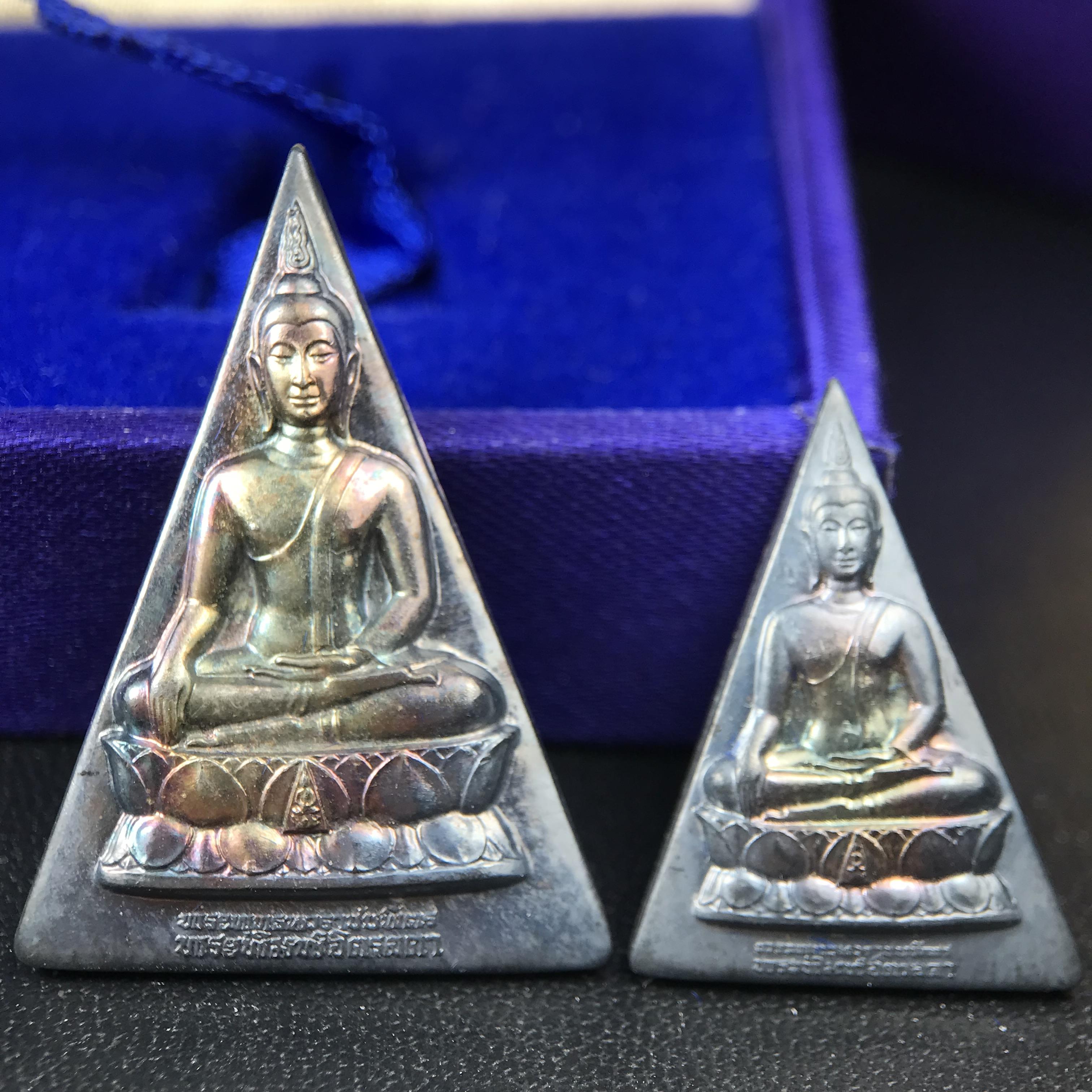 พระพุทธนวราชบพิตร พระพิมพ์จิตรลดา โครงการหลวง ปี2539 (พิมพ์ใหญ่+พิมพ์เล็ก) เนื้อเงินผิวเดิมขึ้นสีรุ่ง สวย แบบนิยมพร้อมกล่องบรรจุเดิม พิธีใหญ่ ปลุกเสกวัดพระแก้ว(1ชุด 2 องค์)