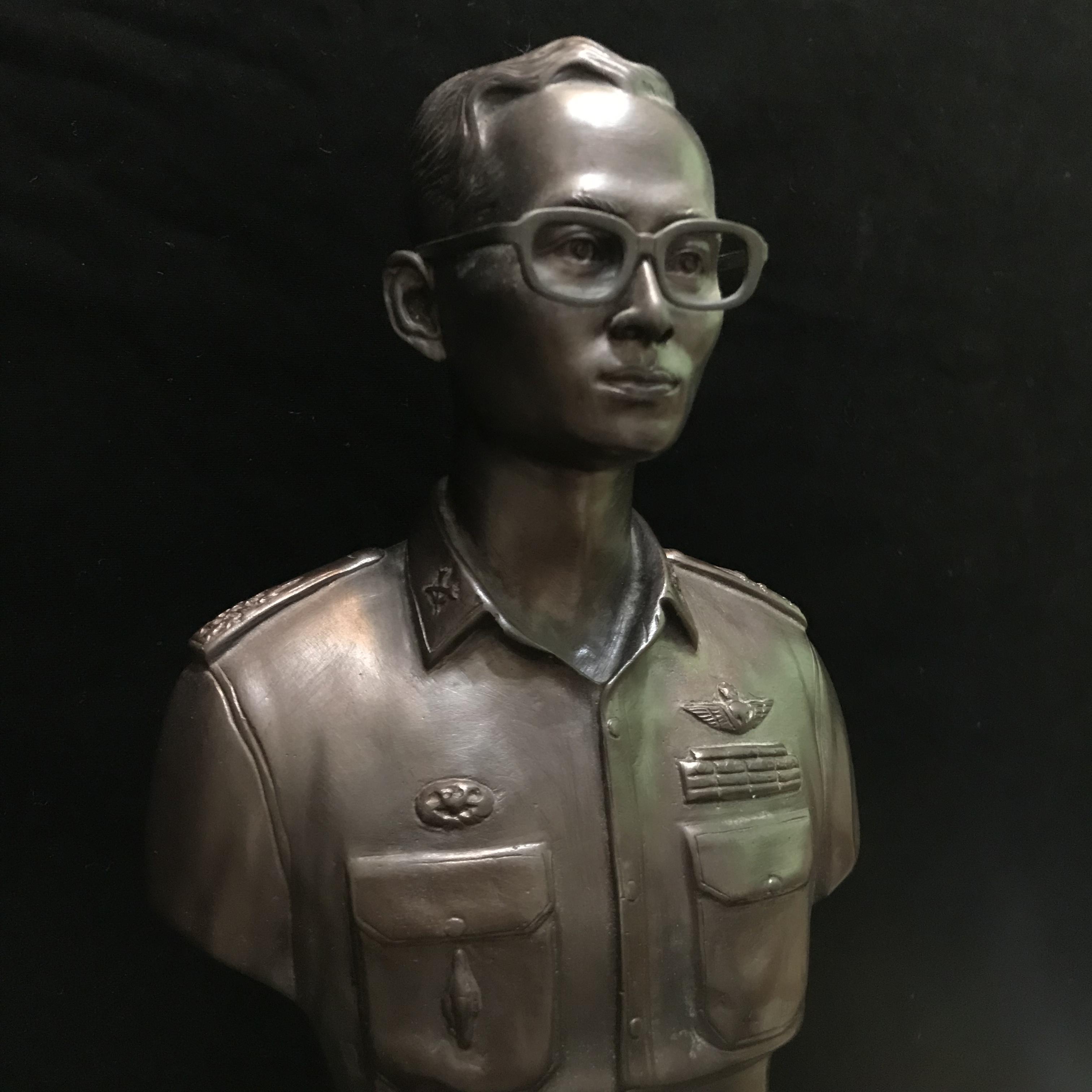 พระบรมรูปหล่อในหลวงรัชกาลที่ 9 กรมราชองครักษ์ รุ่น2 ปี2539 เป็นแบบฐานสูง(เดิมจากผู้จัดสร้าง)(นิยม)(หายาก)