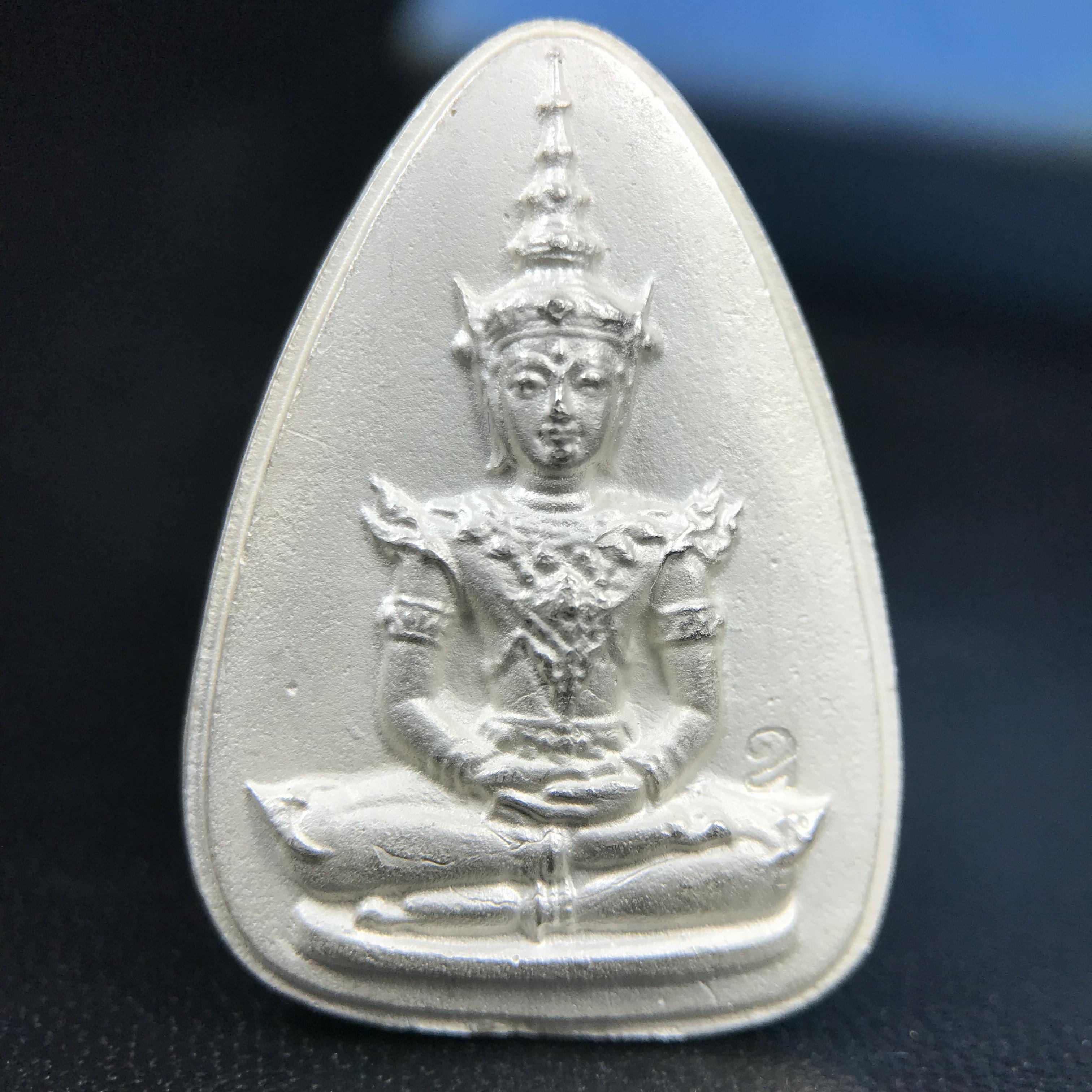 พระแก้วมรกต ญสส. สมเด็จพระญาณสังวร สมเด็จพระสังฆราช วัดบวรนิเวศวิหาร รุ่นมรดกไทย มรดกโลก พ.ศ.2536 จัดสร้างโดยมูลนิธิปริยัติศึกษา ในพระสังฆราชูปถัมภ์ เนื้อเงิน พิมพ์ใหญ่ขนาดสูง 3 ซ.ม. พร้อมกล่องบรรจุเดิมครบ