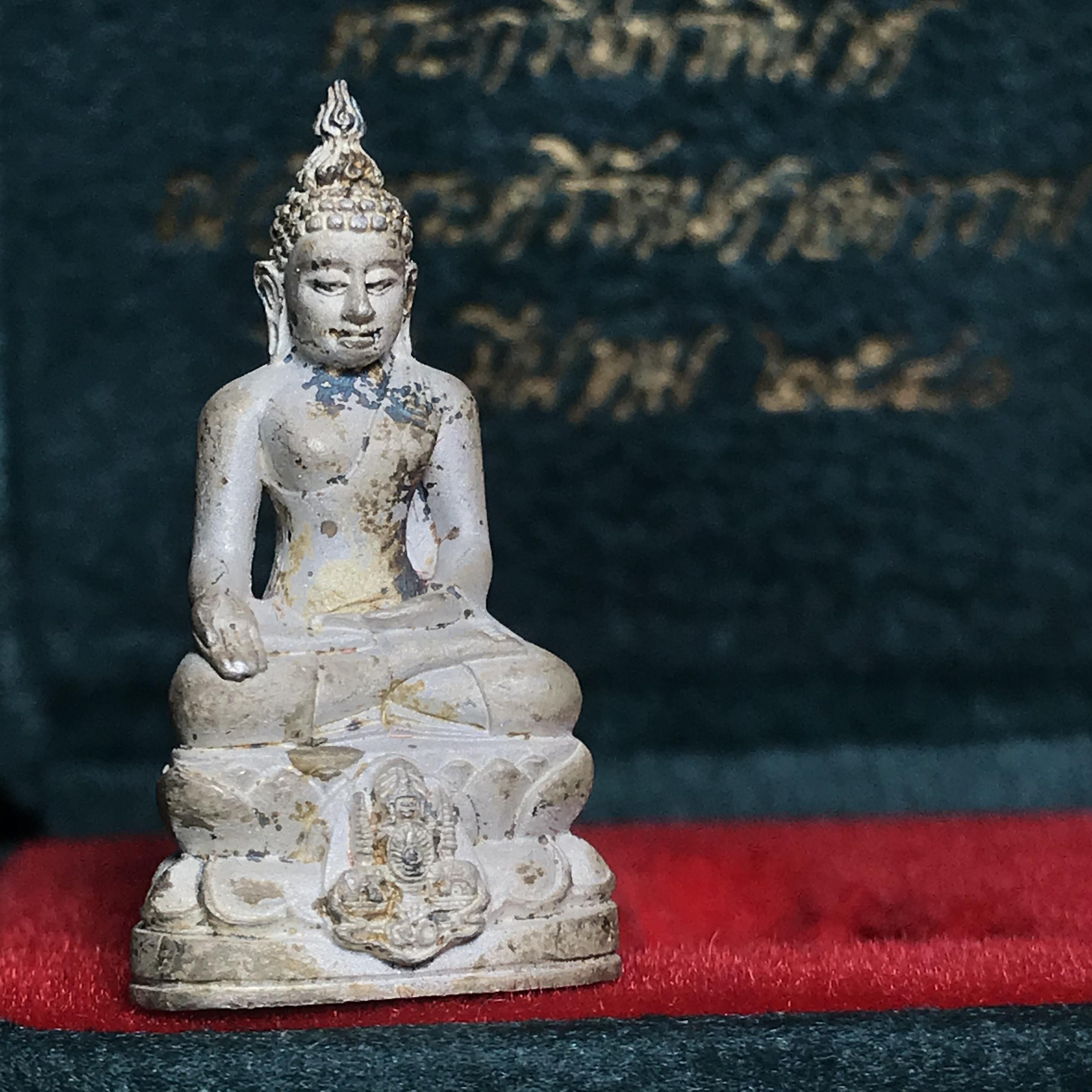 พระกริ่งไพรีพินาศ ครองสิริราชสมบัติครบ 50 ปี พ.ศ.2540 เนื้อเงิน ผิวเดิมสวย ครบ สมบูรณ์ ชุดพระราชทาน(หายาก)