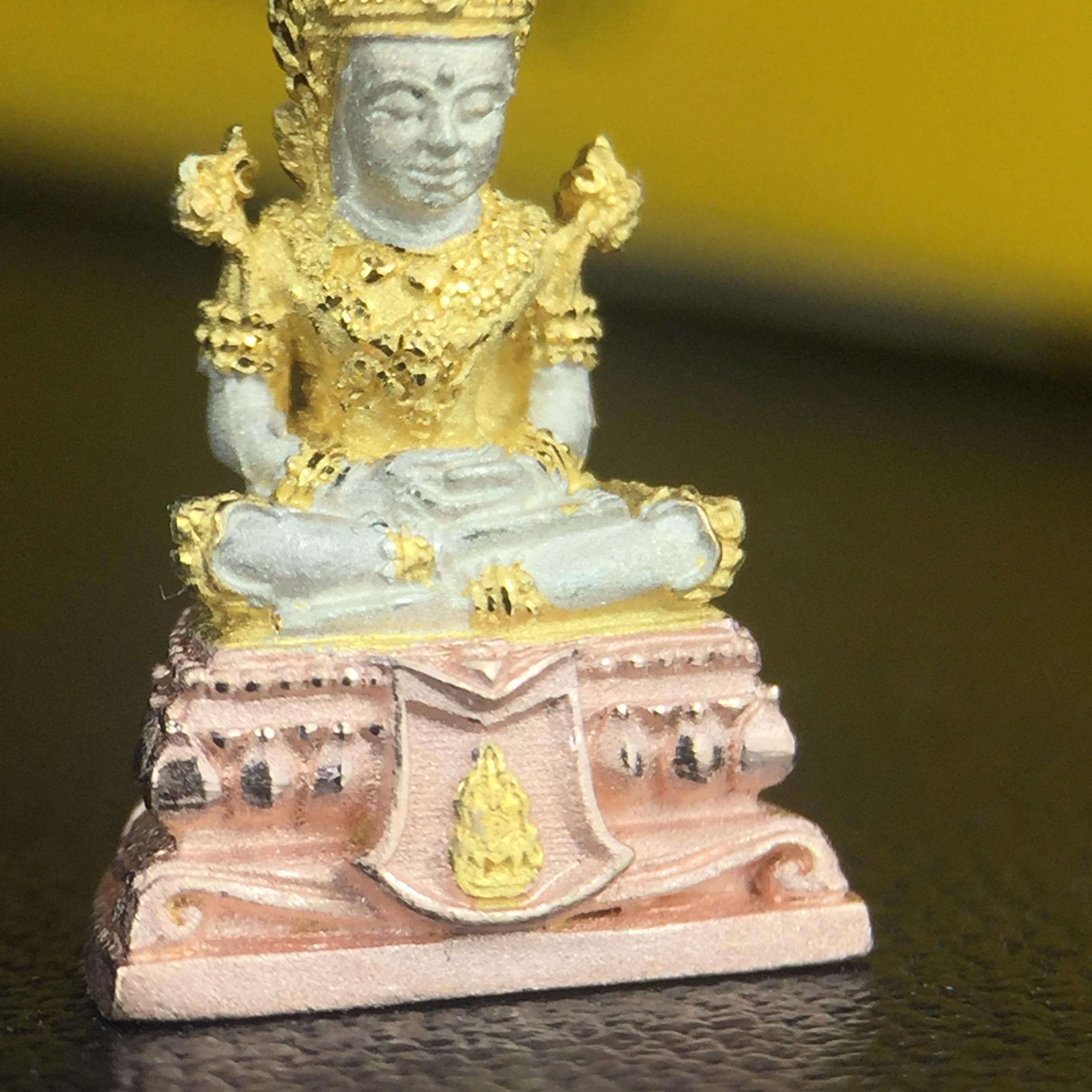 พระแก้วมรกต(จำลอง)ลอยองค์ ขนาดหน้าตัก 1/4 นิ้ว ทรงเครื่องฤดูร้อน เนื้อเงินสามกษัตริย์ ตราสัญลักษณ์ฉลองสิริราชสมบัติครบ 60 ปี พ.ศ.2549(สภาพสวย ครบ สมบูรณ์)