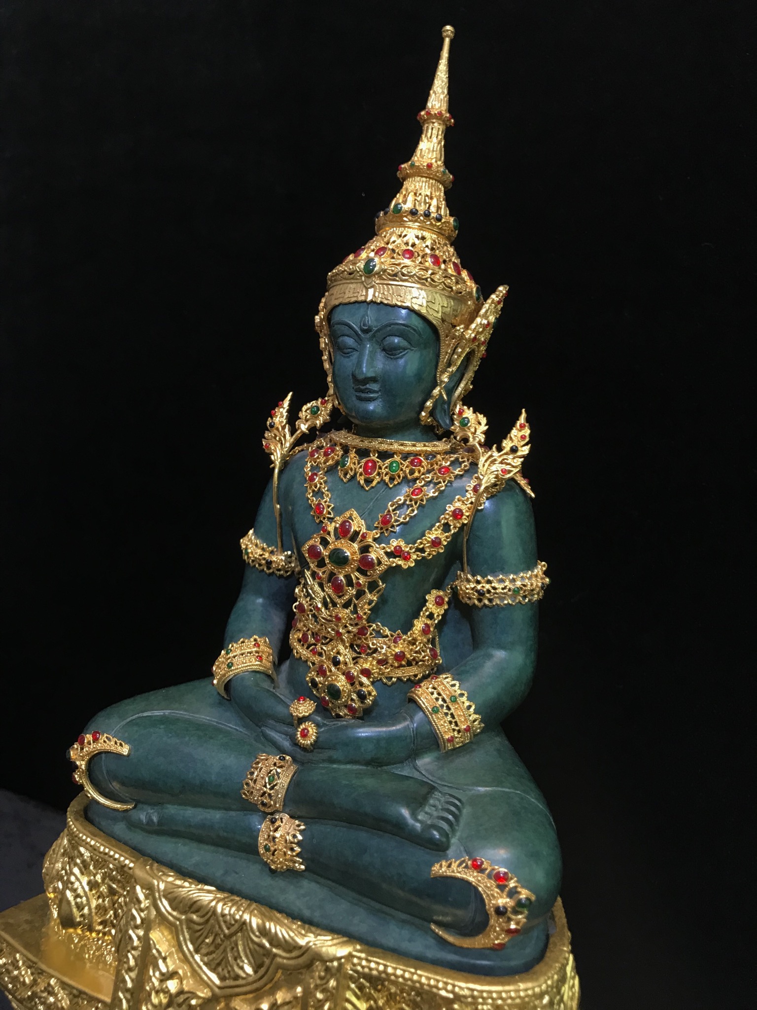 พระแก้วมรกต(จำลอง)ลอยองค์ ขนาดหน้าตัก 5 นิ้ว ทรงเครื่องฤดูร้อน เนื้อโลหะเคลือบสีเขียว เครื่องทรงชุบทองลงยาสี ฐานเนื้อโลหะ ลงรักปิดทองคำ ประดิษฐานตราสัญลักษณ์ฉลองสิริราชสมบัติ ครบ 60 ปี