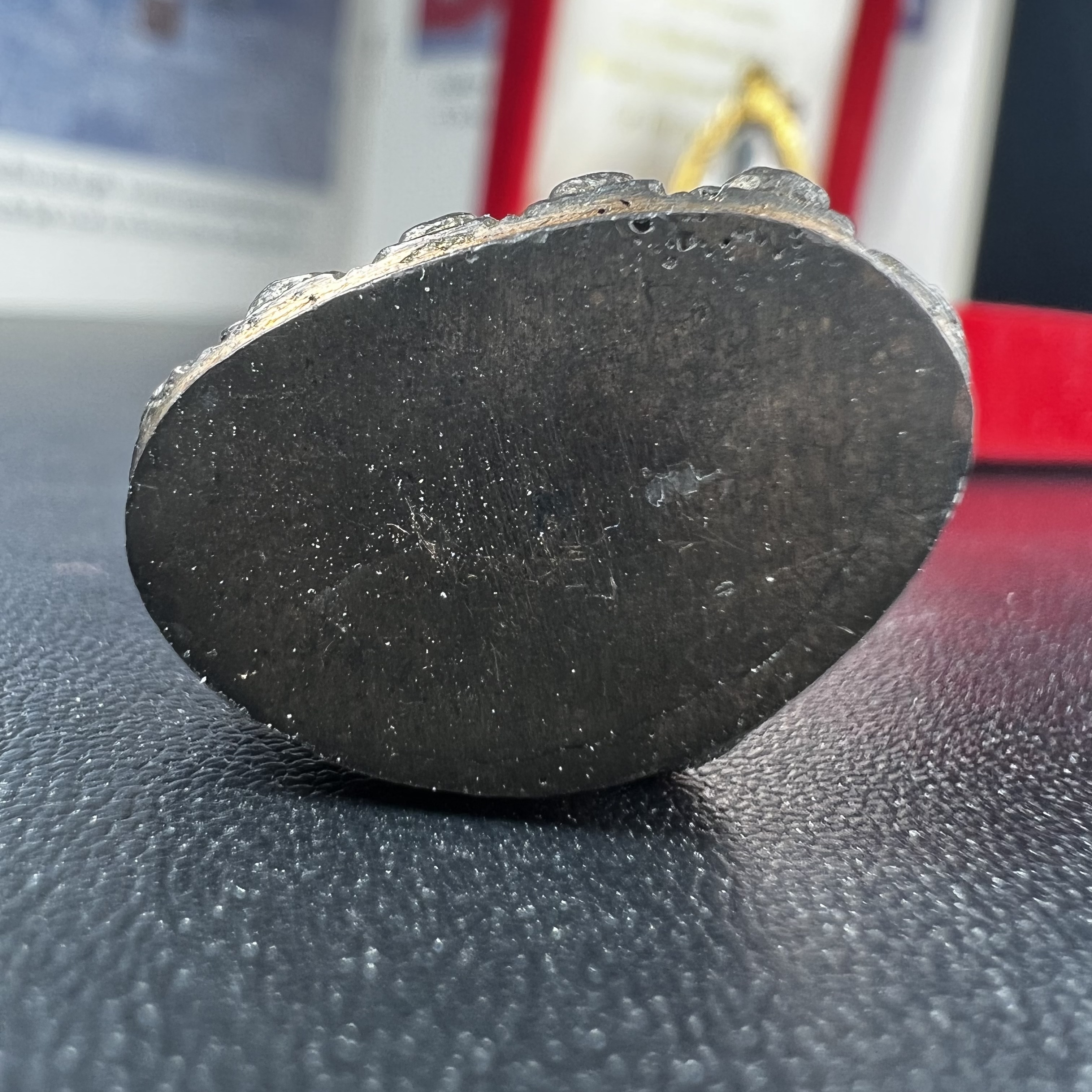 พระกริ่ง-พระชัยวัฒน์ ปวเรศ ปี2530 วัดบวรนิเวศราชวรวิหาร(องค์พระชัยวัฒน์เลี่ยมกรอบทองคำแท้)(ในหลวง ร.9 เสด็จเททอง)(บรรจุเส้นเกศาในหลวงรัชกาลที่9)พร้อมสูจิบัตรเดิมตอนจัดสร้าง(สภาพสวยครบสมบูรณ์) (องค์หน้าใหญ่)(องค์ทองทบ)แบบพิมพ์นิยมหายาก