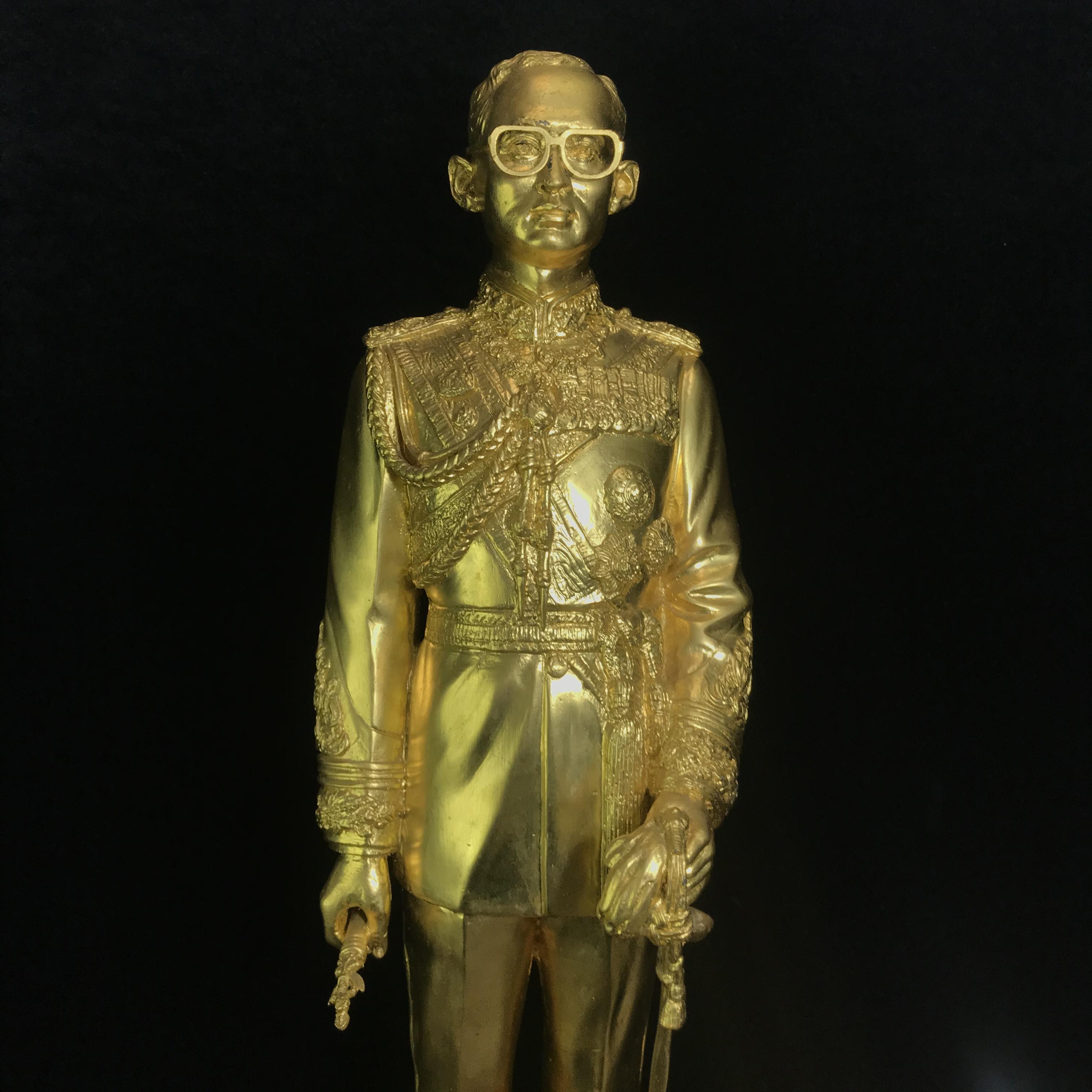 พระบรมรูปหล่อในหลวงรัชการที่ 9 โดยพระบรมราชานุญาต ที่ระลึกโครงการจัดสร้างโรงพยาบาลราชพิพัฒน์ ในมหามงคลวโรกาสพระราชพิธีกาญจนาภิเษก ทรงครองสิริราชสมบัติครบ 50 ปี พ.ศ.2539 (พิธีใหญ่ปลุกเสกวัดพระแก้ว)