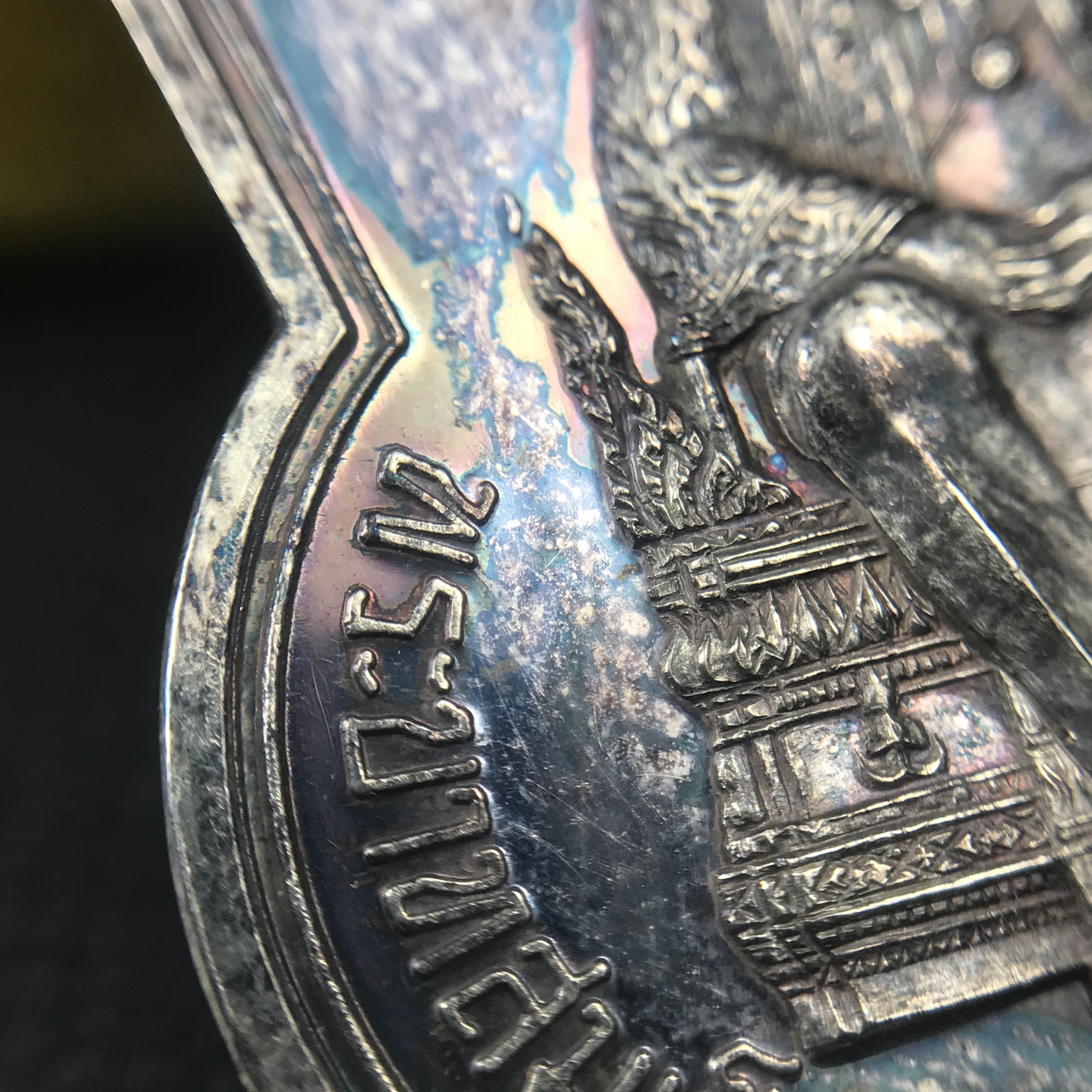 เหรียญพระบาทสมเด็จพระเจ้าอยู่หัว รัชกาลที่9ประทับนั่งบัลลังก์ กระทรวงมหาดไทยจัดสร้าง ปี2539 เนื้อเงินกล่องบรรจุเดิมสภาพสวย เนื้อเงินผิวเดิมขึ้นสีรุ้งธรรมชาติ แบบนิยม หายาก