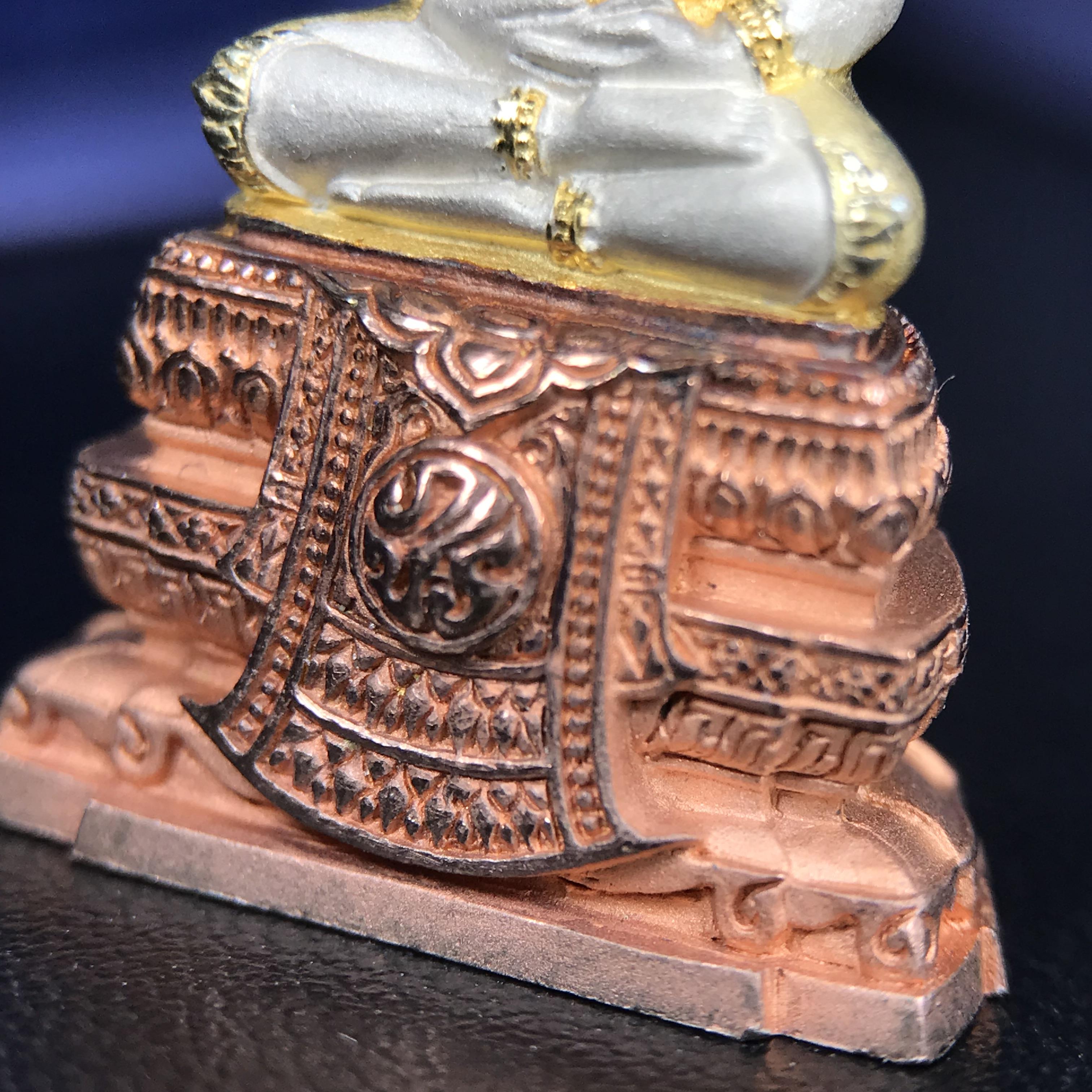 พระแก้วมรกต ภปร. ปี 2547 จัดสร้างโดยโรงพยาบาลภูมิพลอดุลยเดช เนื้อเงิน(3 กษัตริย์) ลอยองค์ หน้าตัก 1/2 นิ้ว สูง 3.7 ซม.พิธีมหามังคาภิเษก ณ พระอุโบสถวัดพระศรีรัตนศาสดาราม(วัดพระแก้ว) งดงามทรงคุณค่าอีกหนึ่งรุ่นยอดนิยม หายาก(องค์หมายเลข ๑๘๒๓)