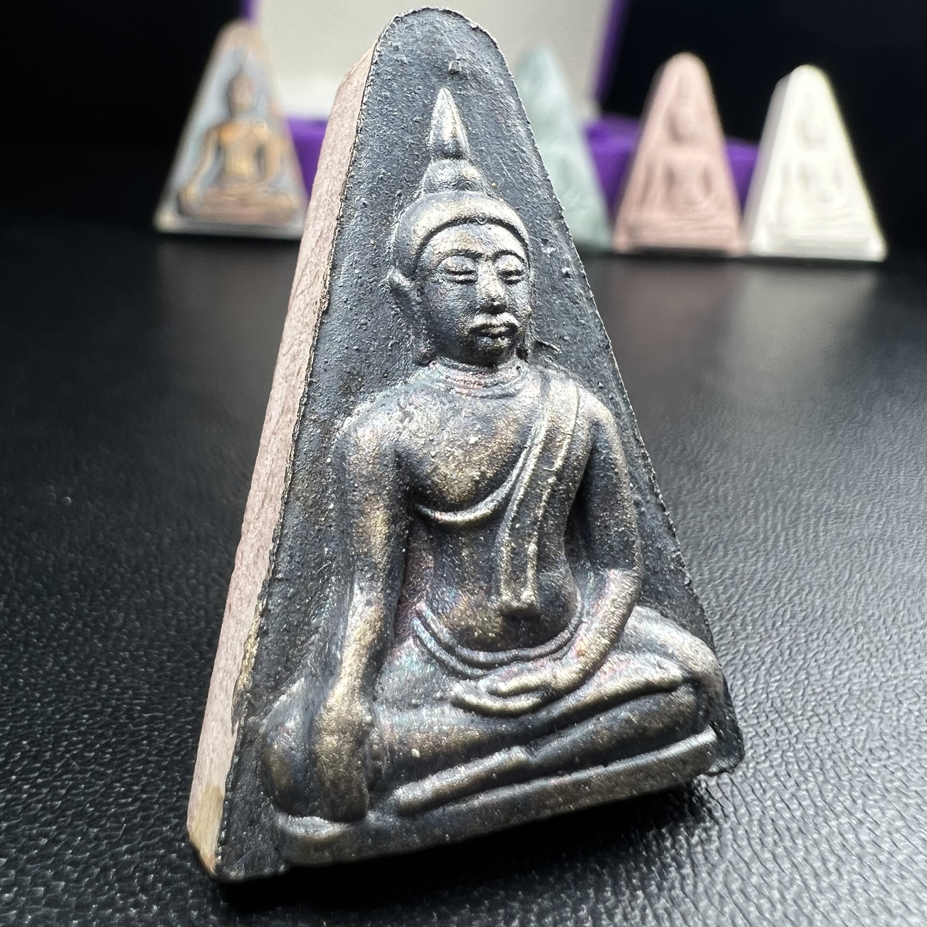 พระนางพญาเสน่ห์จันทร์ สธ. สร้างในวโรกาสทรงเจริญพระชนมายุ 50 พรรษา สมเด็จพระเทพฯ พ.ศ.2548 ชุดพิเศษ (1 ใน 5000 ชุด)หายาก