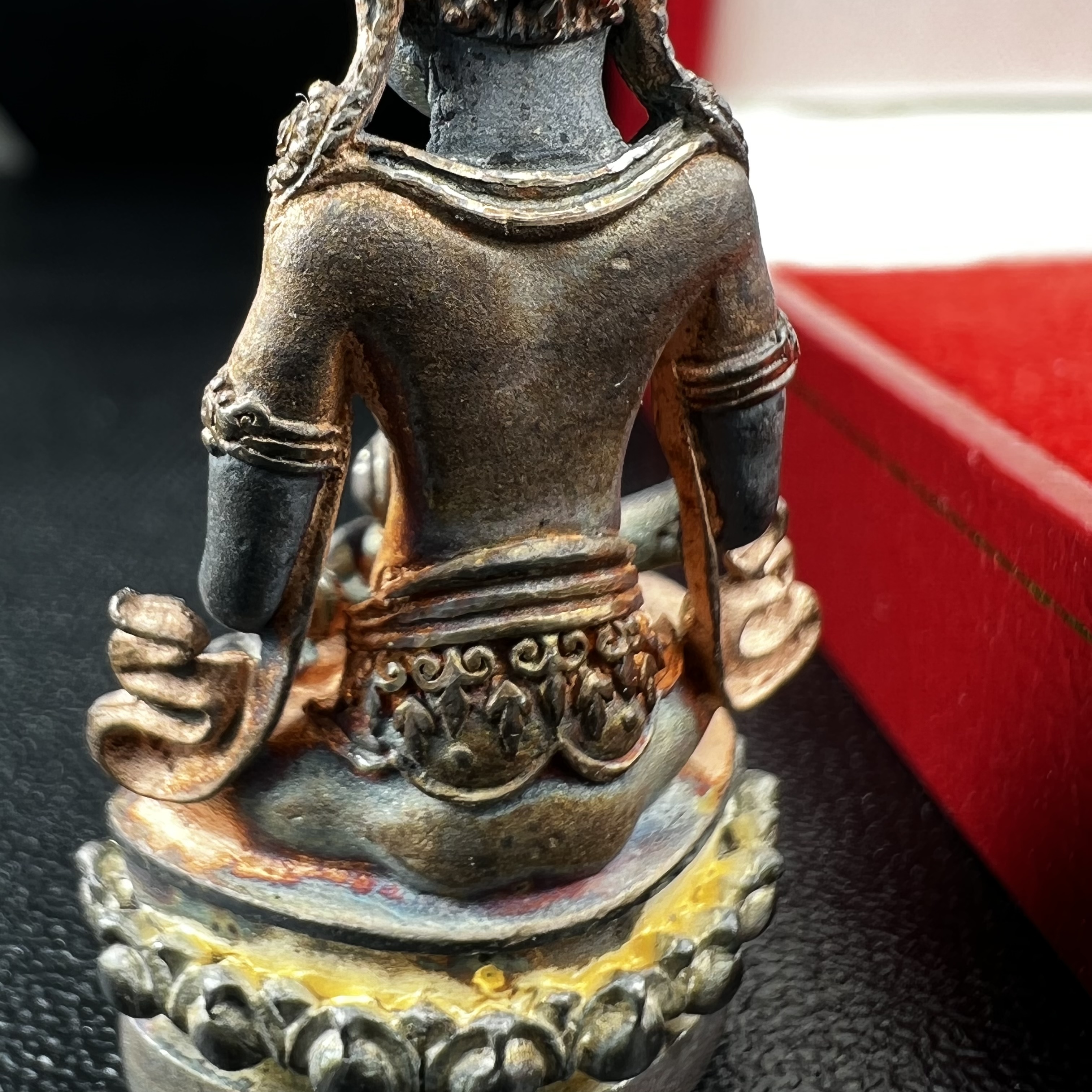 พระกริ่งอวโลกิเตศวร ( เจ้าแม่กวนอิม ) วัดโพธิ์แมนคุณาราม เนื้อเงิน 3 กษัตริย์ พ่นทราย(ผิวเดิม ขึ้นสีรุ้งธรรมชาติ แบบนิยม เสน่ห์ของพระเนื้อเงิน) รุ่นอุดมโภคทรัพย์ พ.ศ.2539(อีกหนึ่งรุ่นยอดนิยม พุทธศิลป์สวยงดงาม)