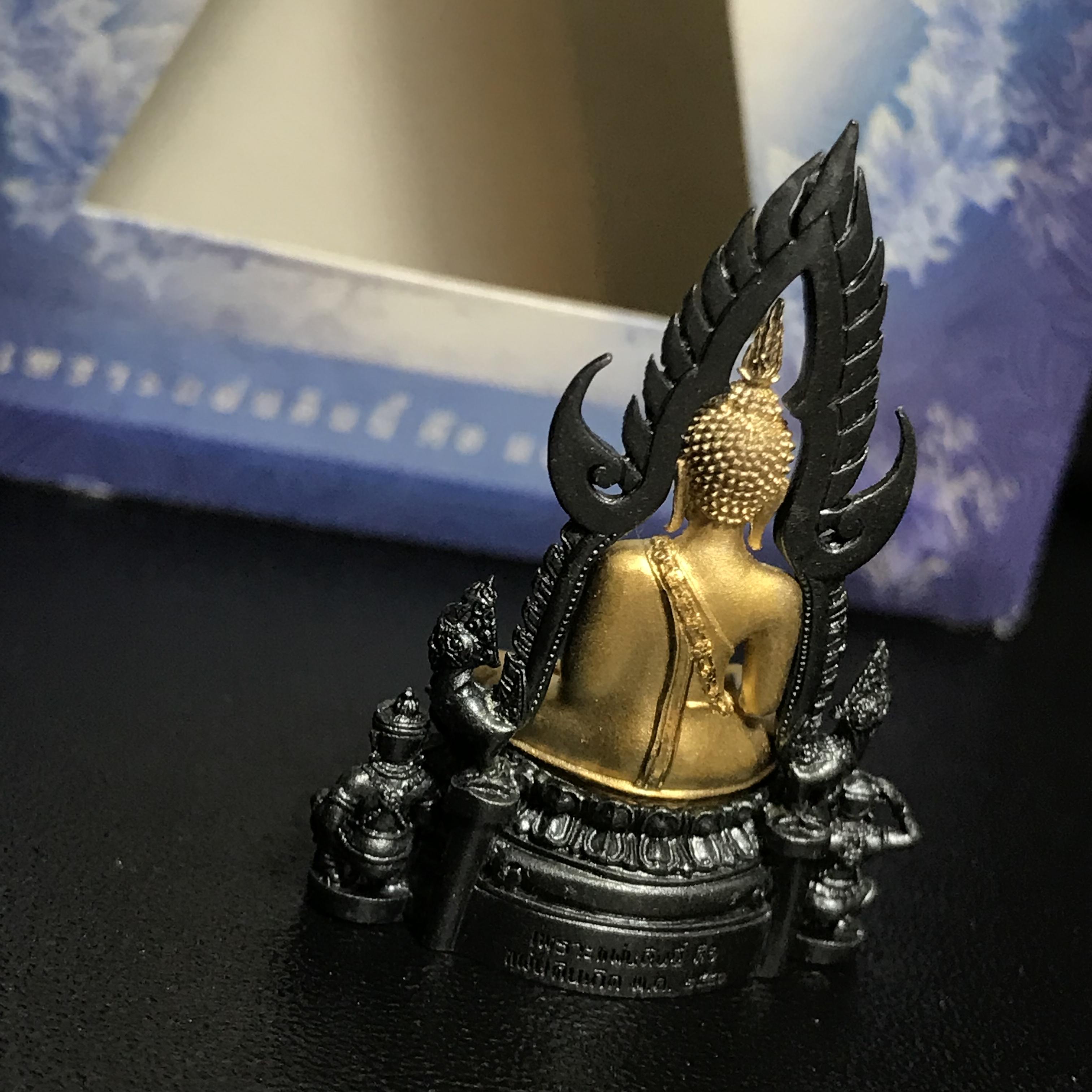 พระพุทธชินราช ภปร. โครงการ เพราะแผ่นดินนี้คือแผ่นดินเกิด เนื้อเงินชุบทองคำซุ้มรมดำ ปี2551 ขนาดหน้าตัก1/2นิ้ว (สวยงามหายาก)1ใน5000องค์