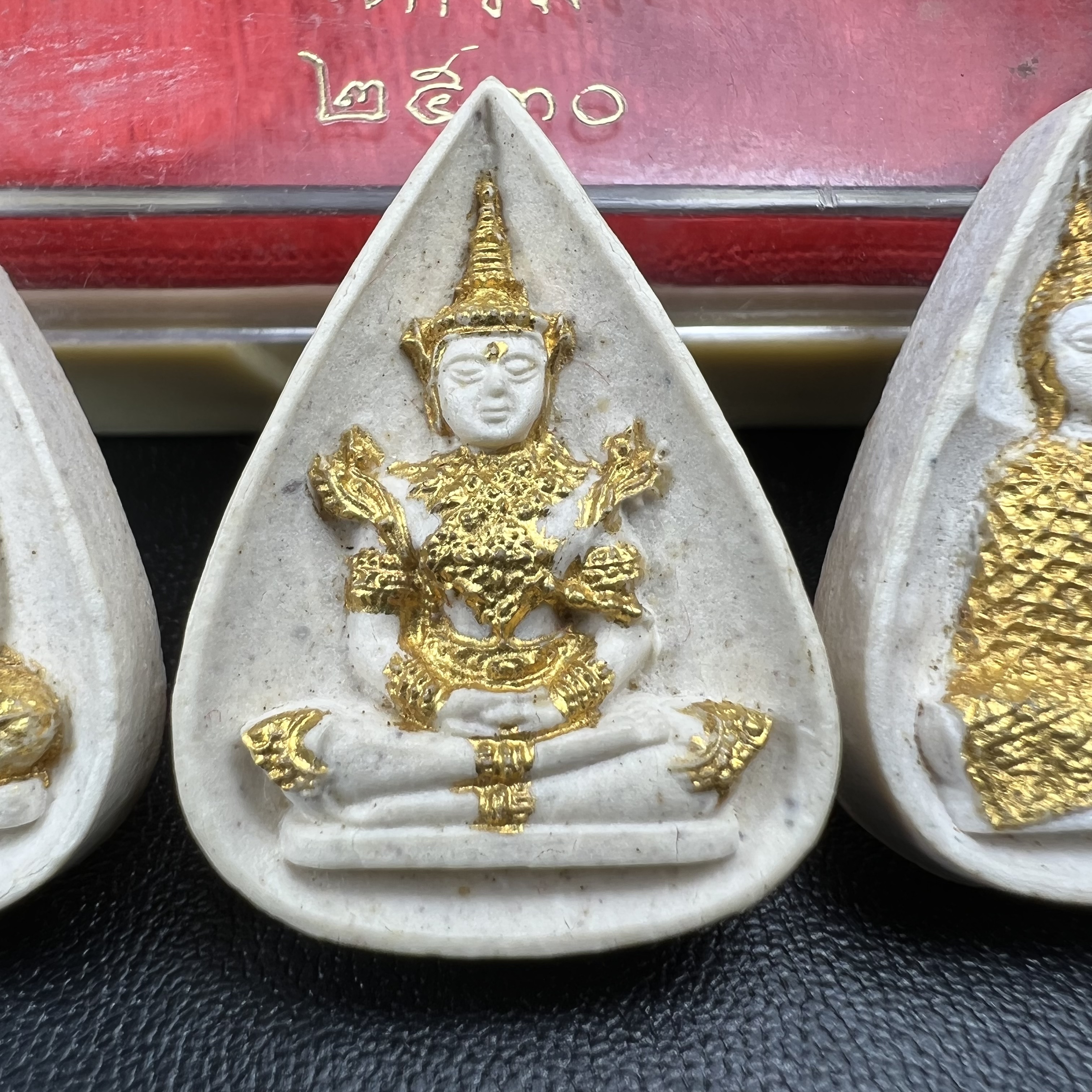 พระแก้วมรกต หลัง ภปร. เนื้อผง ปี2530 พระดี พิธีใหญ่ ประกอบพิธีพุทธาภิเษกพร้อมกับพิธีพระกริ่งปวเรศ ปี2530 วัดบวรนิเวศและวัดพระแก้ว(ครบชุดสามฤดูกล่องเดิมครบ)หายาก