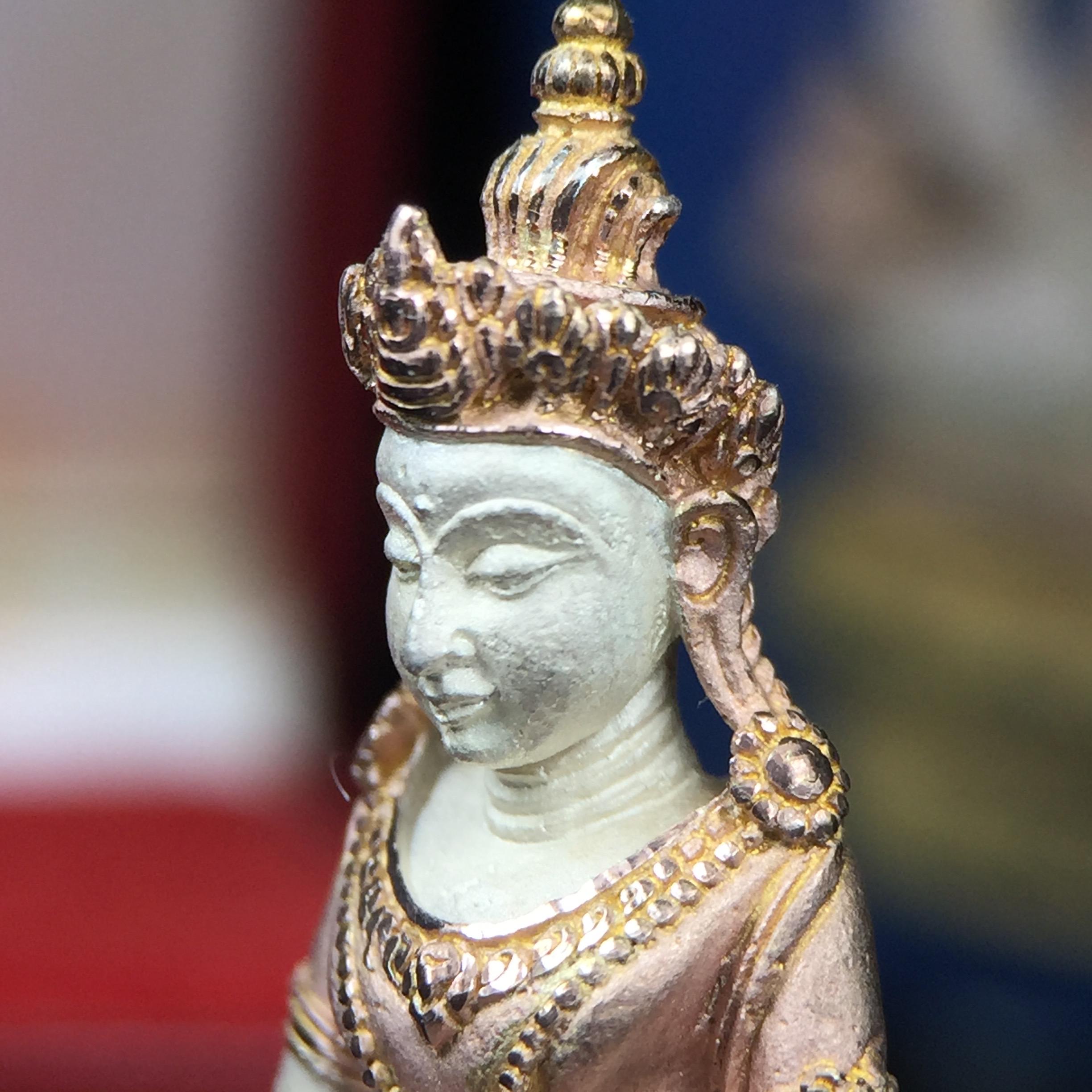 พระกริ่งอวโลกิเตศวร ( เจ้าแม่กวนอิม ) วัดโพธิ์แมนคุณาราม เนื้อเงิน 3 กษัตริย์ พ่นทราย รุ่นอุดมโภคทรัพย์ พ.ศ.2539(พร้อมกล่องบรรจุการ์ดใบรับรองเดิมครบ) (อีกหนึ่งรุ่นยอดนิยม พุทธศิลป์สวยงดงาม)