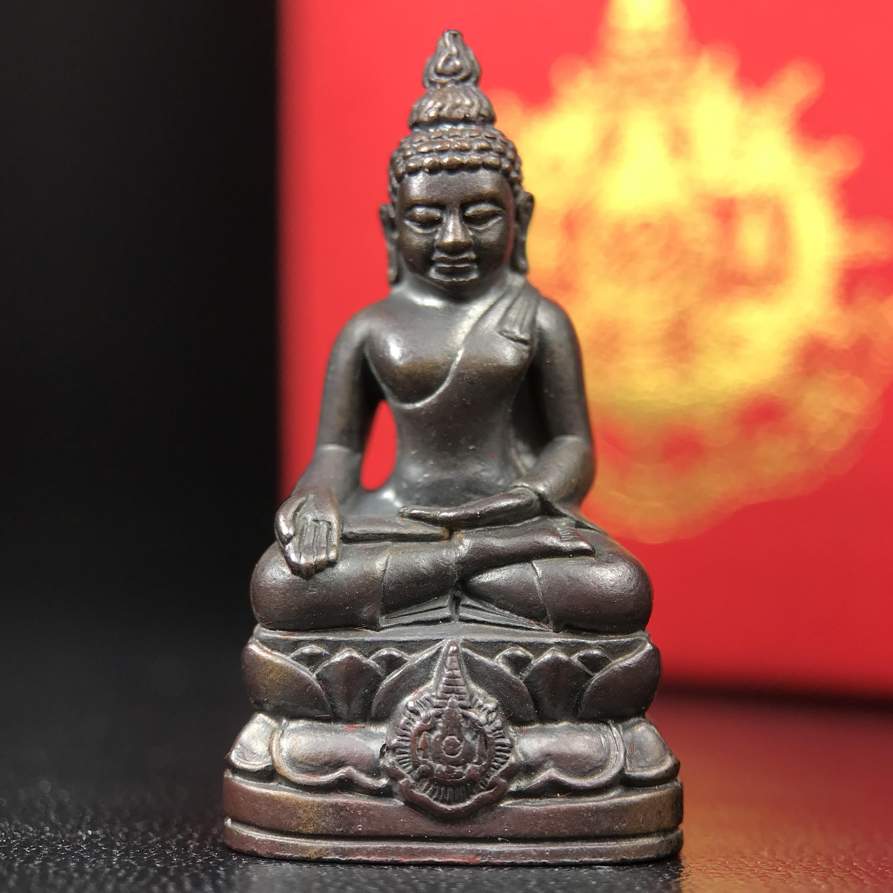 พระกริ่งไพรีพินาศ บรรจุเหล็กไหล ครั้งแรกและครั้งเดียวในประวัติศาสตร์ เฉลิมพระเกียรติ พระบาทสมเด็จพระเจ้าอยู่หัวรัชกาลที่9 พระชนมพรรษา 6 รอบ ปี2542 เนื้อนวโลหะผสมทองคำ(บรรจุเหล็กไหล)ดีนอก-ดีใน พิธีใหญ่ มวลสารเด่น (หายาก)