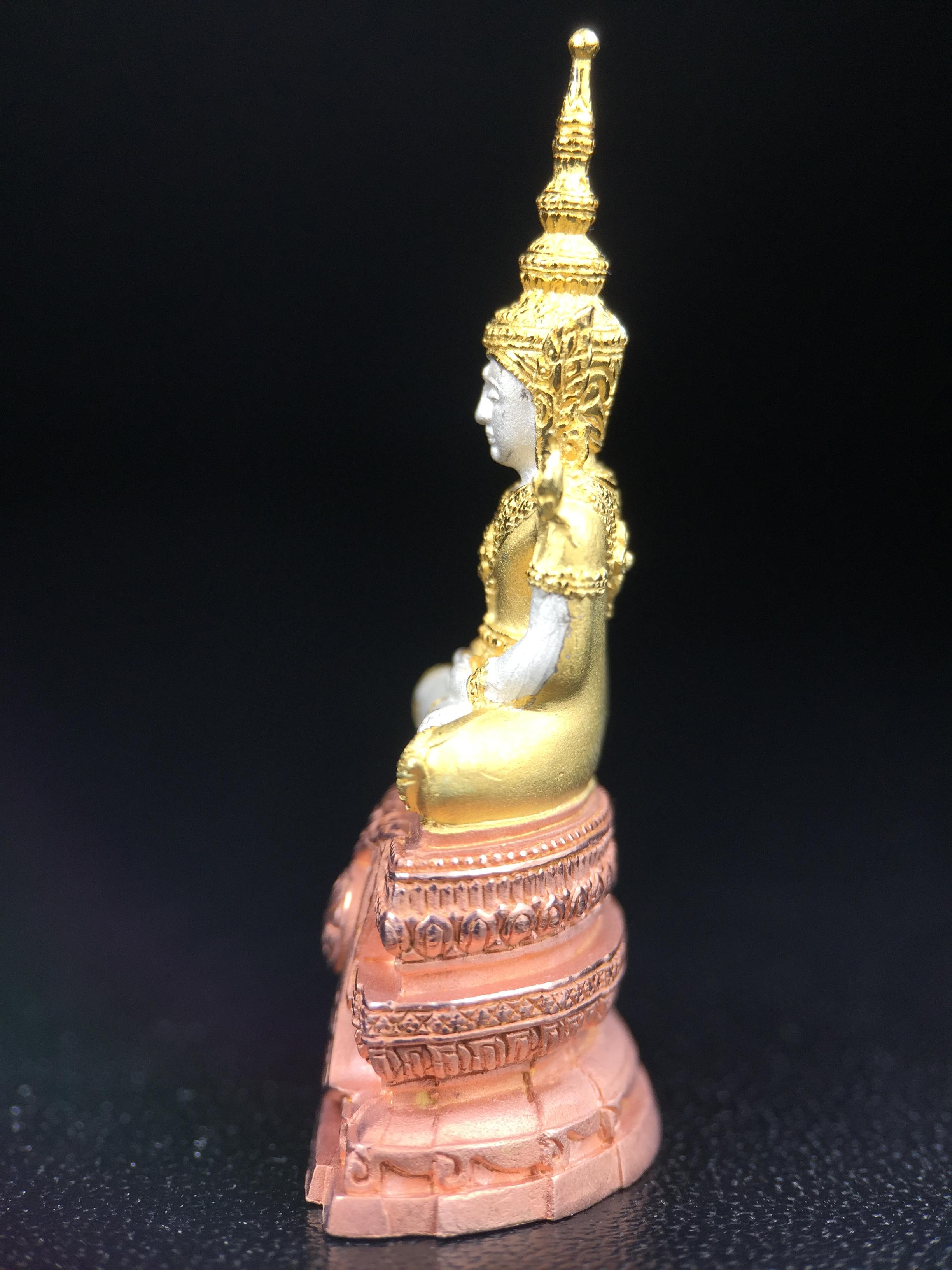 พระแก้วมรกต ภปร. ปี2547 จัดสร้างโดย รพ.ภูมิพลฯ เนื้อเงิน (3 กษัตริย์)ลอยองค์ หน้าตัก 1/2 นิ้ว งดงามทรงคุณค่าอีกหนึ่งรุ่นยอดนิยม หายาก