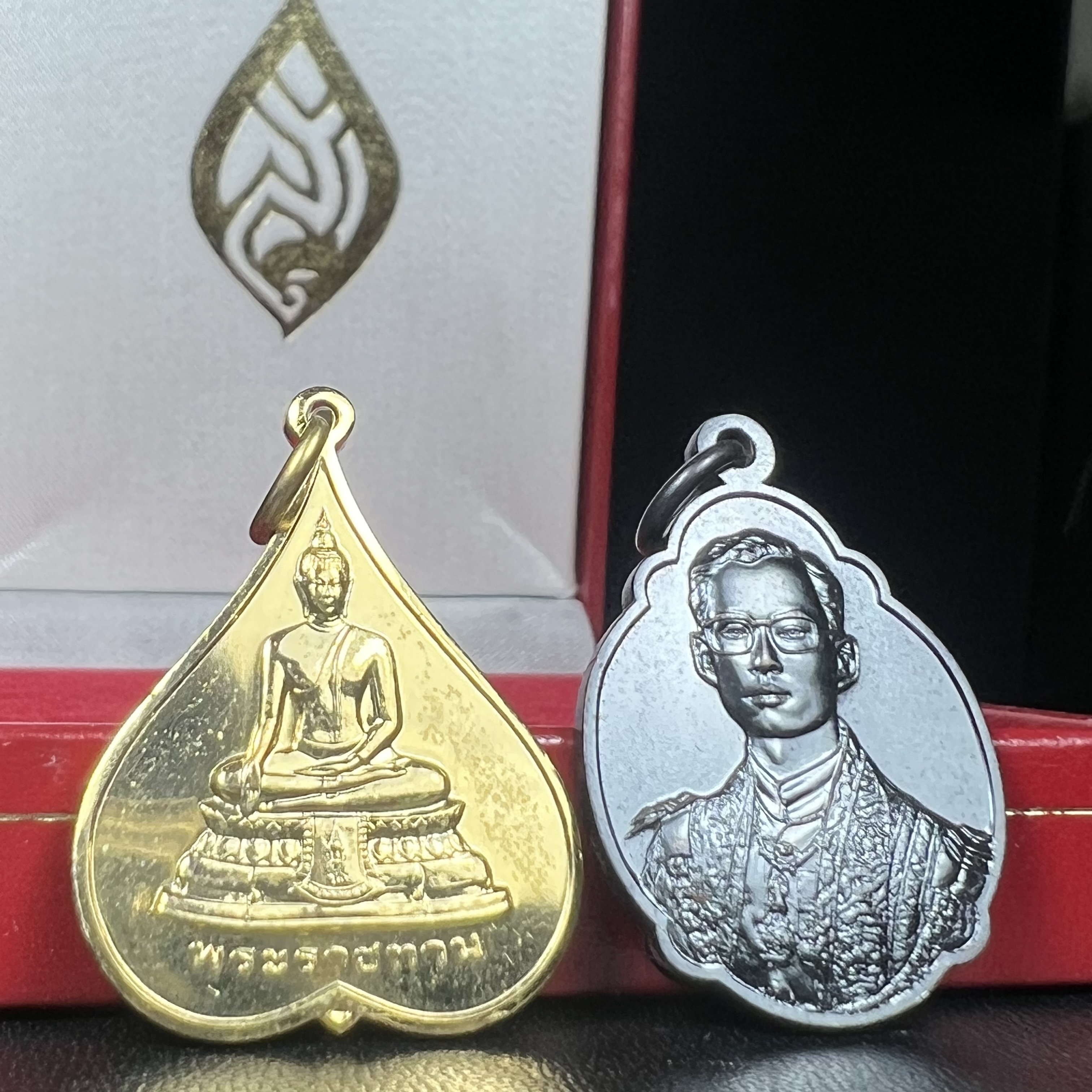 เหรียญพระราชทาน มูลนิธิ พอ.สว. ปี2541 (1ชุด มี 2 เหรียญ สภาพสวยมาก(กล่องเดิม))