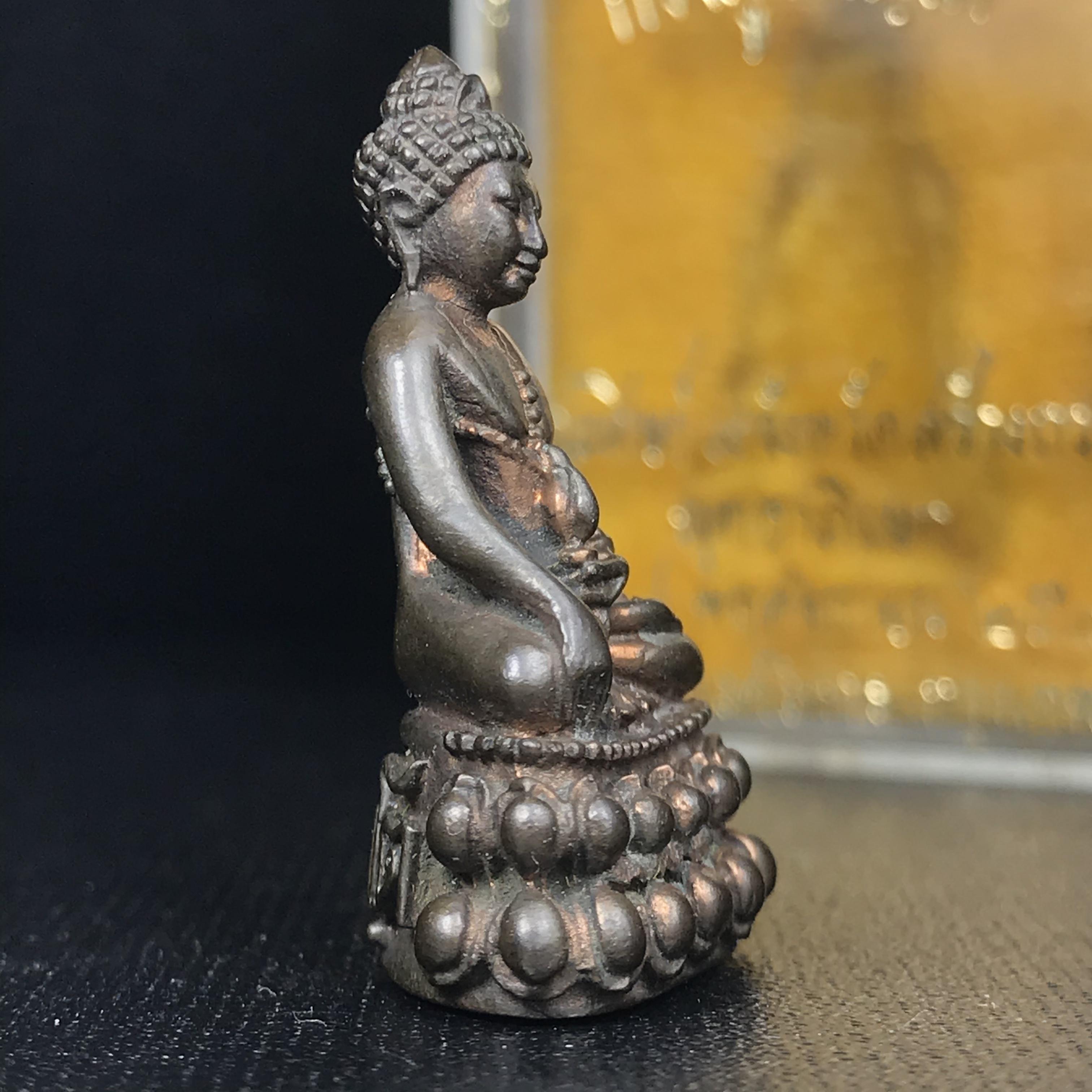 พระกริ่งภูริทัตโต (หลวงปู่มั่น ภูริทัตโต) เนื้อนวโลหะ ปี 2520 สุดยอดพระเกจิสายวิปัสสนากรรมฐานปลุกเสก (สมเด็จพระญาณสังวรเป็นประธานเททอง)(สภาพสวยครบกล่องเดิม)