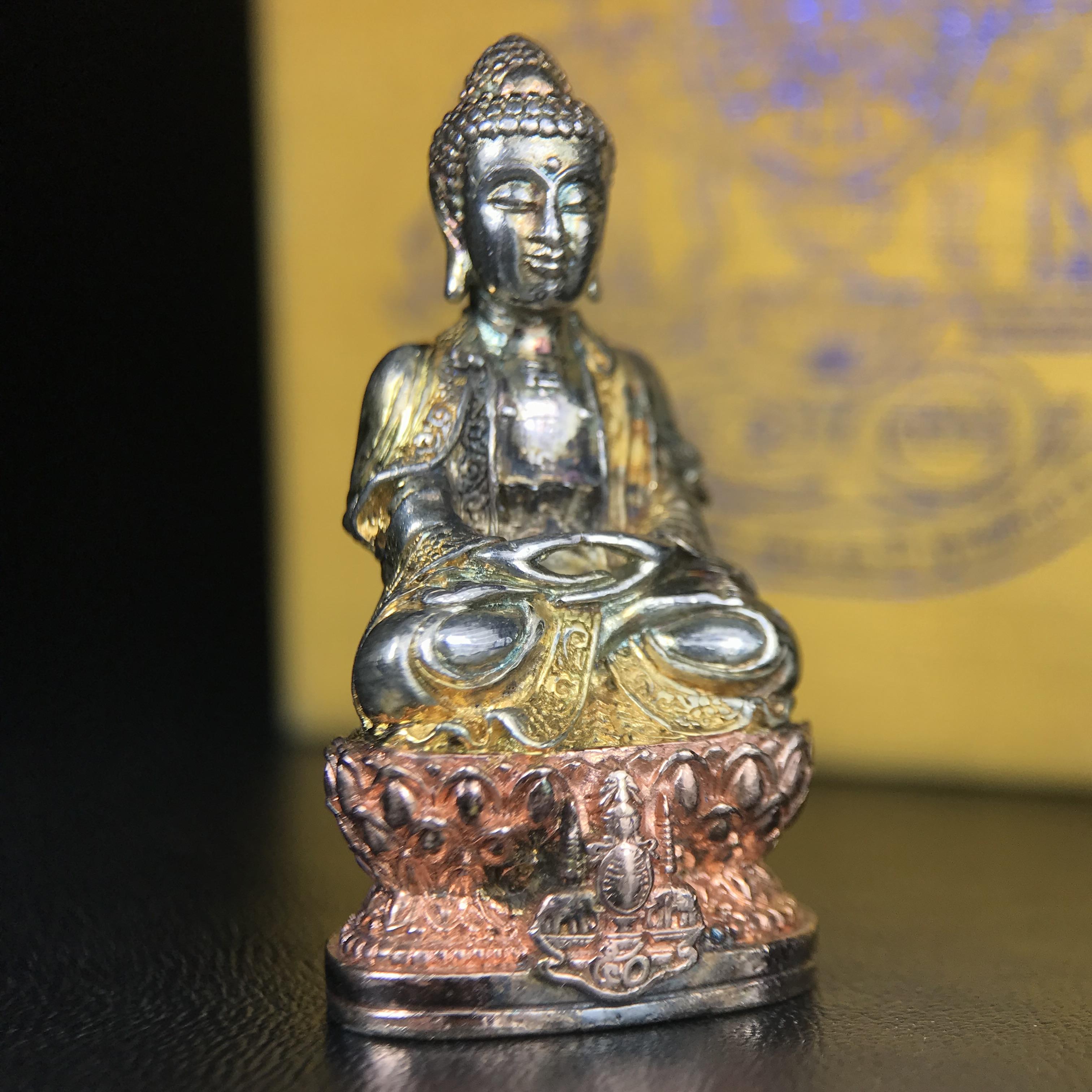 พระกริ่งจีน "ต้าเยิ่นถะ" ชุดกาญจนาภิเษกครองราชย์ 50 ปี วัดบวรนิเวศวิหาร ปี 2538 เนื้อเงินสามกษัตริย์ 99.99% สูง 3.8 ซม. (สภาพผิวสวยเดิมติดรุ้งๆ พิธีใหญ่ พุทธศิลป์งดงาม) สภาพสวยเดิมพร้อมกล่องบรรจุเดิม ***ตอกโค๊ดหมายเลข ๖๒๖๒***