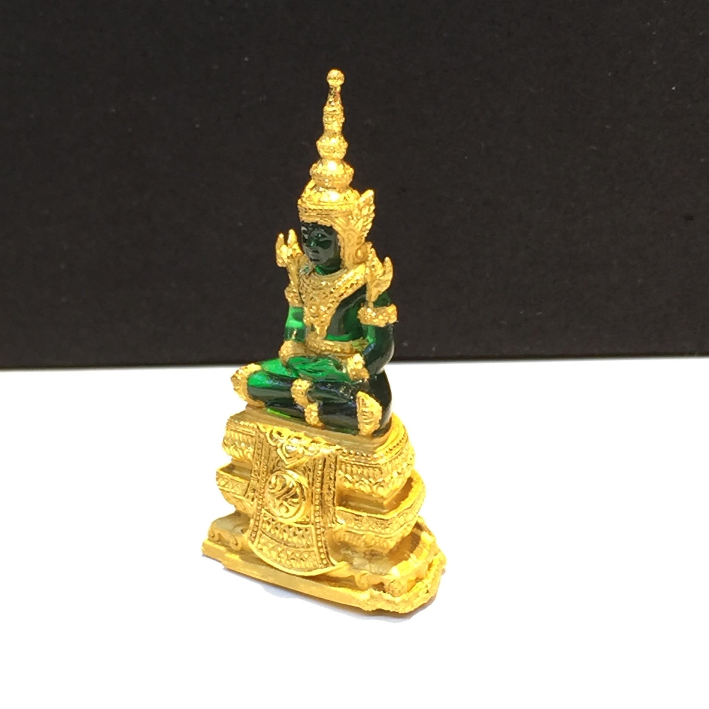 พระแก้วมรกตลอยองค์ ภปร. เนื้อเรซิ่นหุ้มทองคำ หน้าตัก 1/2 นิ้ว จัดสร้างโดยรพ.ภูมิพลฯ ปี2547