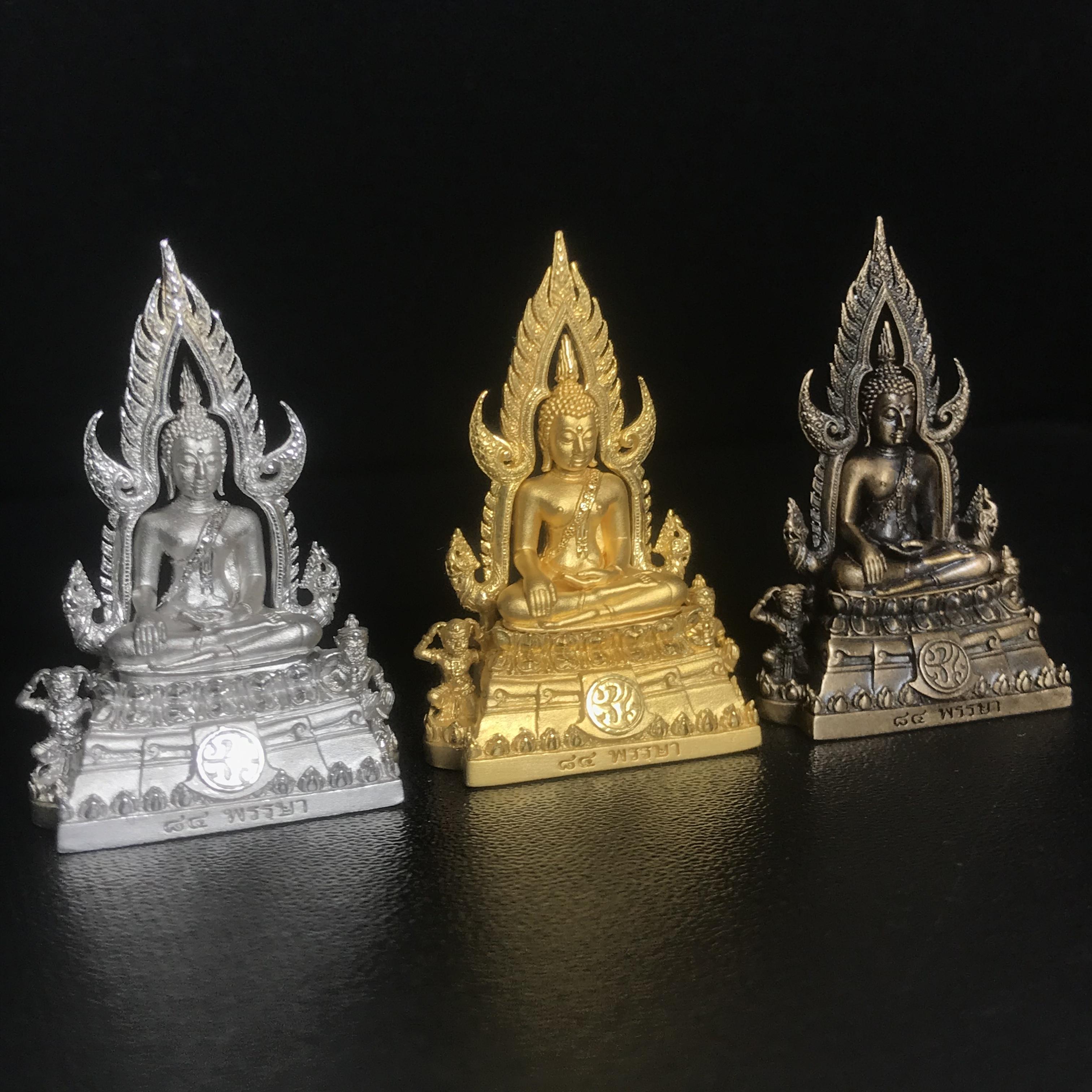 พระพุทธชินราช(จำลอง) ภปร. 84 พรรษา พิมพ์กลางขนาดหน้าตัก 1/2 นิ้ว(ครบชุด3องค์ เนื้อทองคำ+เนื้อเงินชุบทองคำขาว+เนื้อบรอนซ์รมดำซาติน)(พระราชทานมวลสาร จิตรลดาและเส้นพระเจ้า(เส้นผม)รัชกาลที่9)