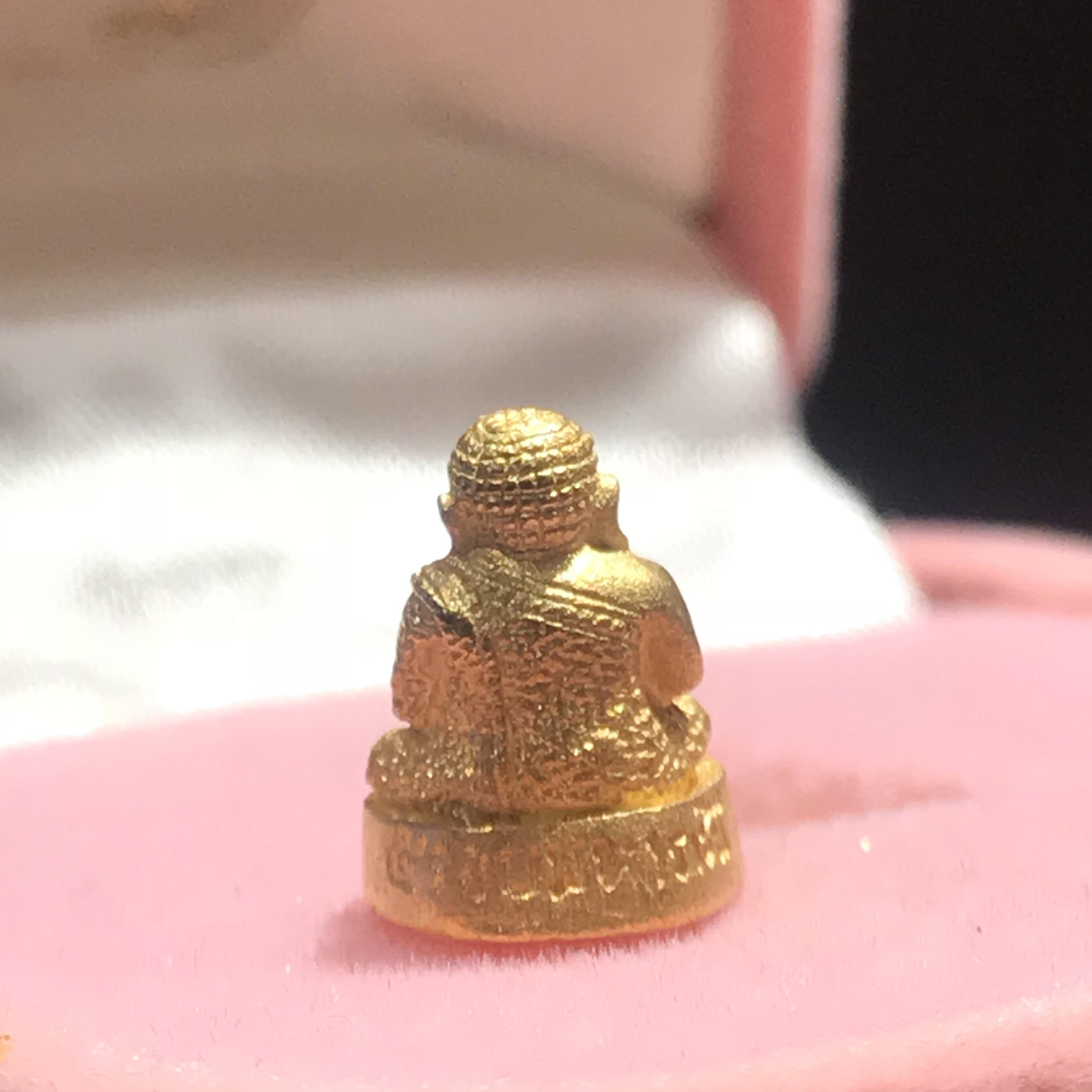 พระสังกัจจายน์ 5 รอบ พระราชินี พ.ศ.2535 เนื้อทองคำหนักหนึ่งสลึง(ในหลวงรัชกาลที่9และสมเด็จพระราชินีเสด็จเททอง)