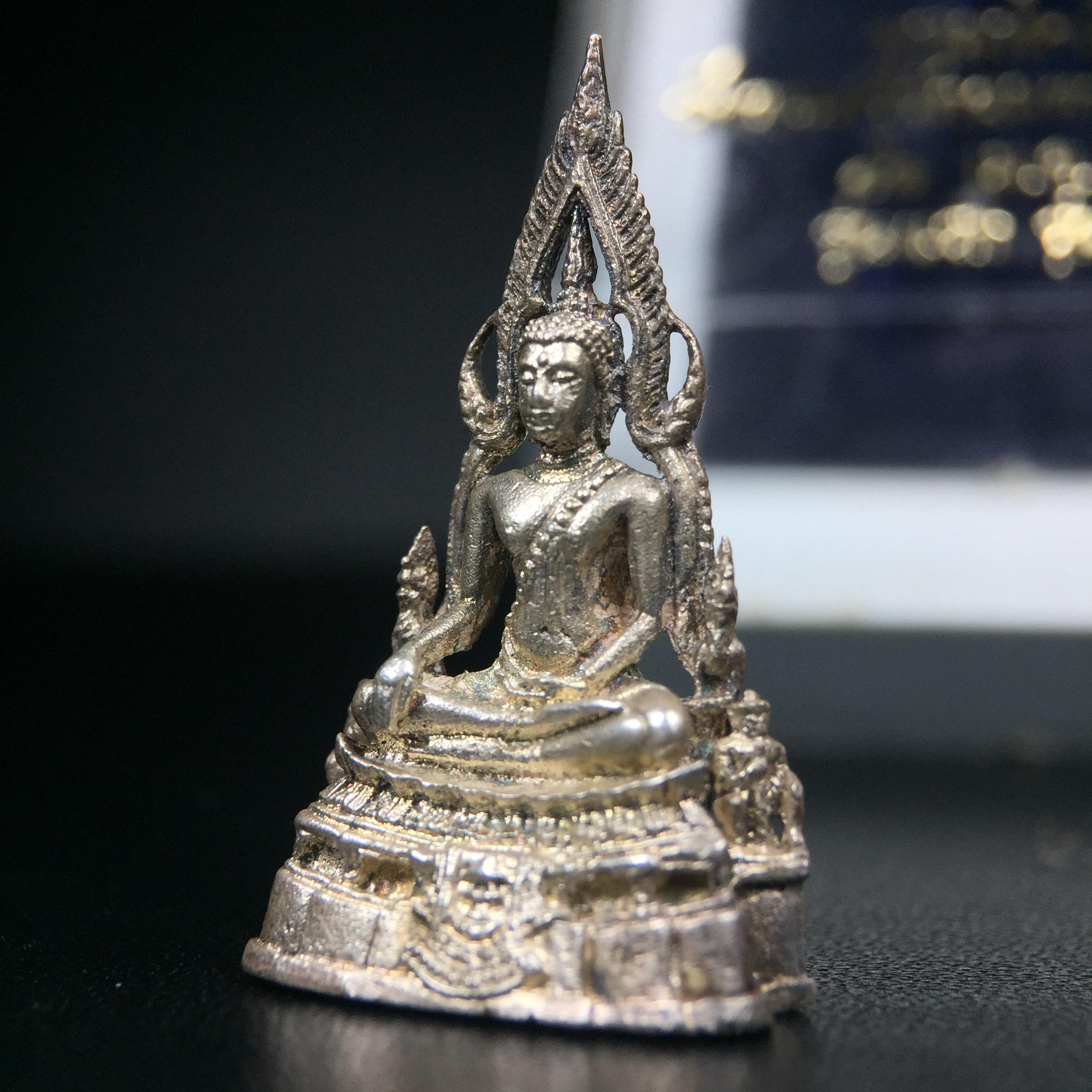 พระกริ่งพุทธชินราช รุ่นพระมาลาเบี่ยง ปี พ.ศ.2520 (รุ่นแรก รุ่นเดียว) วัดพระศรีรัตนมหาธาตุ พิษณุโลก ปี 2520 พิมพ์ใหญ่เนื้อเงิน(ผิวเดิมสวยติดรุ้งนิดๆผิวขึ้นน้ำทองสวยมีเสน่ห์ตามกาลเวลา)พิธีใหญ่ เกจิในยุคร่วมเสกมากมาย(องค์หมายเลขสวย เลขเบิ้น เลขคู่ ๕๕๓๓)