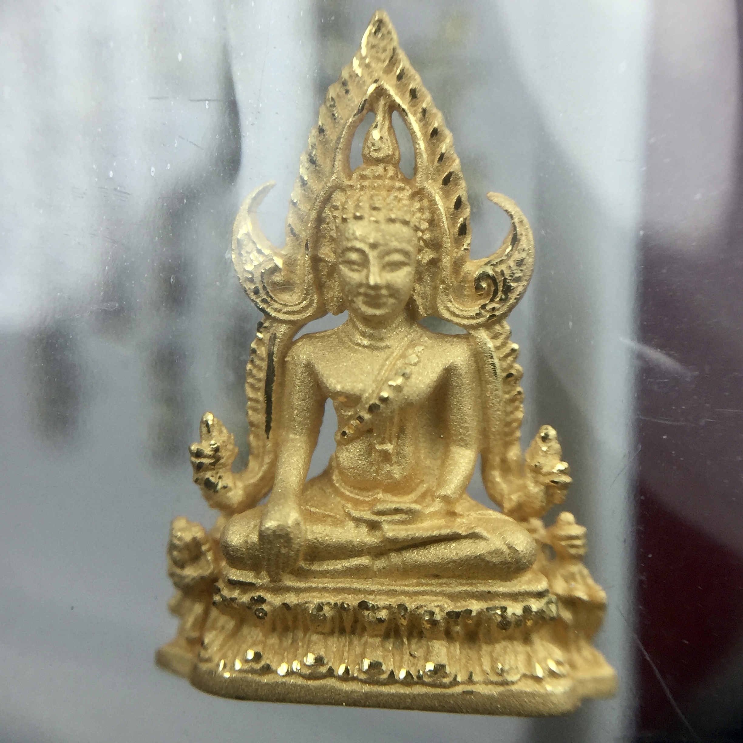 พระพุทธชินราช รุ่น ประวัติศาสตร์ มูลนิธิเพื่อตำรวจไทยจัดสร้าง ปี 2562 เนื้อทองคำขัดเงา พิมพ์ลอยองค์จิ๋ว(ขนาดสูง 1.5 ซม.) (สภาพ สวย ซีนซองเดิม กล่องบรรจุเดิมครบสมบูรณ์)