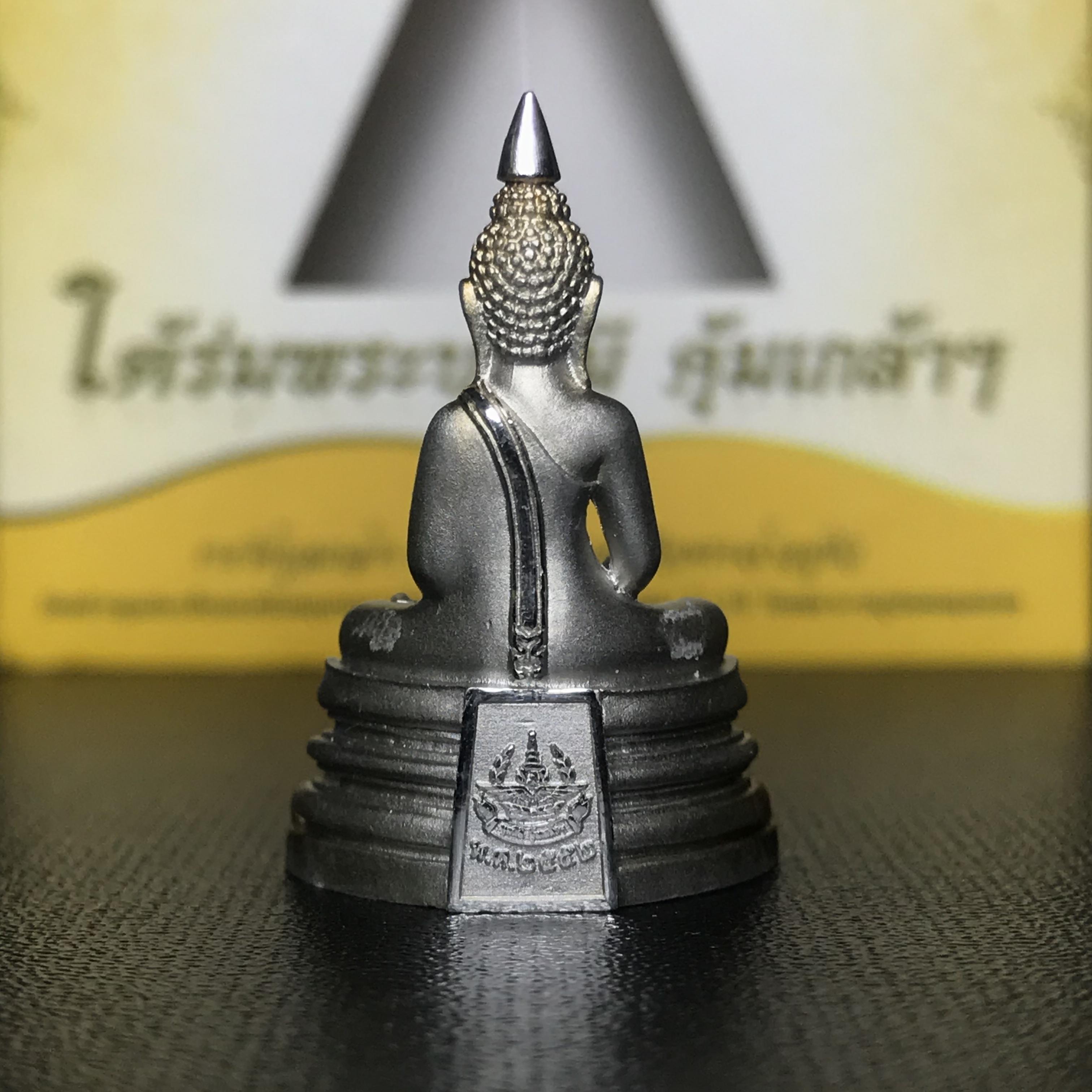 พระพุทธโสธร คุ้มเกล้าฯ ภปร.(ใต้ร่มพระบารมี คุ้มเกล้า) 60ปี รพ.ภูมิพลฯ พ.ศ.2552 เนื้อเงิน ชุบทองคำขาว(พิมพ์ใหญ่ขนาด 30*20 มม.)(1ใน5000 องค์)