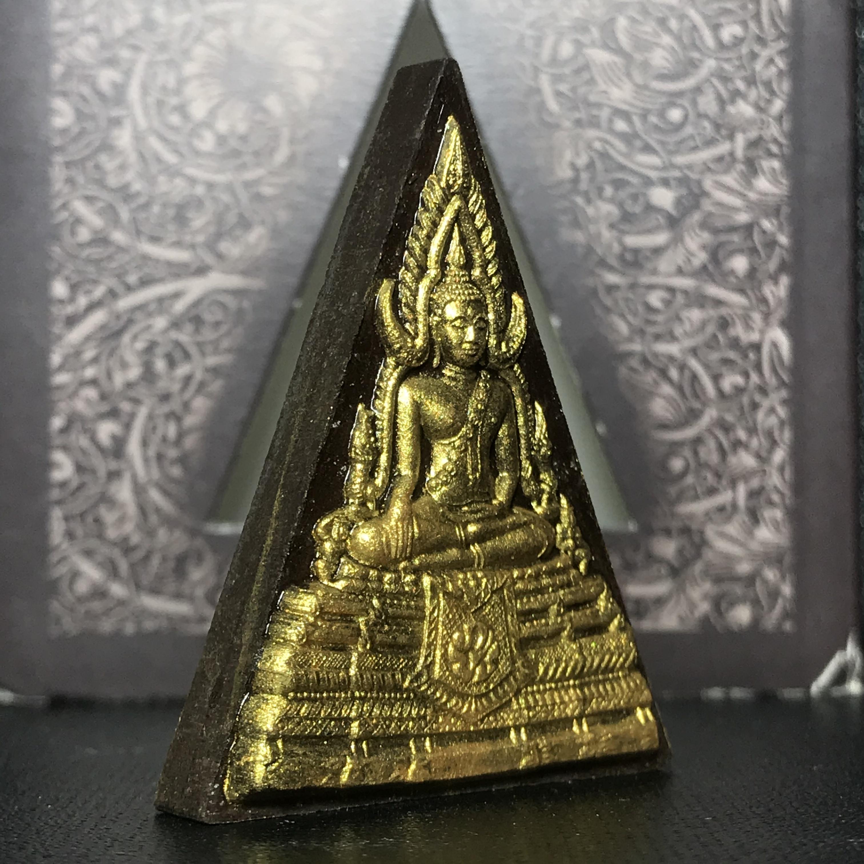 พระพุทธชินราช ภปร. โครงการ "เพราะแผ่นดินนี้ คือ แผ่นดินเกิด" ปี2548(รุ่นแรก) พระผงหลัง ภ.ป.ร. ทองแดง (พระราชทานเส้นพระเจ้า (เส้นผม)และมวลสารจิตรลดา)