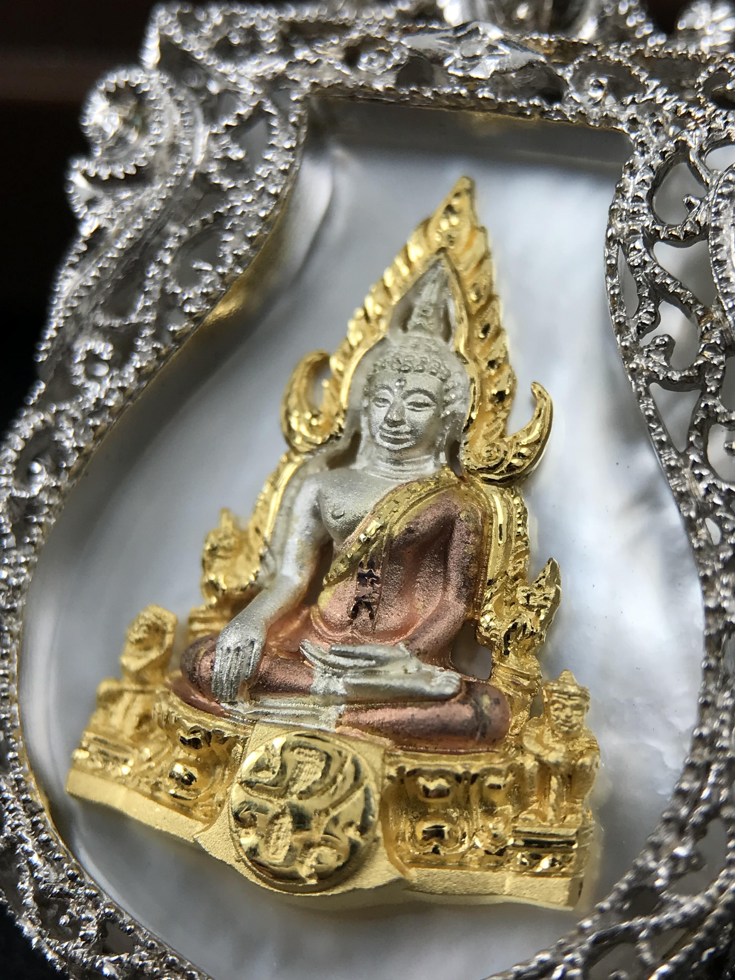 พระพุทธชินราช ภปร. โครงการ "เพราะแผ่นดินนี้ คือ แผ่นดินเกิด" ปี2548(รุ่นแรก) เหรียญทรงเสมา ขนาด 21 x 29 มม.เนื้อเงินสามกษัตริย์ องค์พระชุบสามกษัตริย์ ล้อมด้วยกรอบเงินชุบทองคำขาวสลักเสลาเป็นลวดลายละเอียดอ่อน ส่วนพื้นองค์พระเป็นเปลือกหอยมุขงดงาม