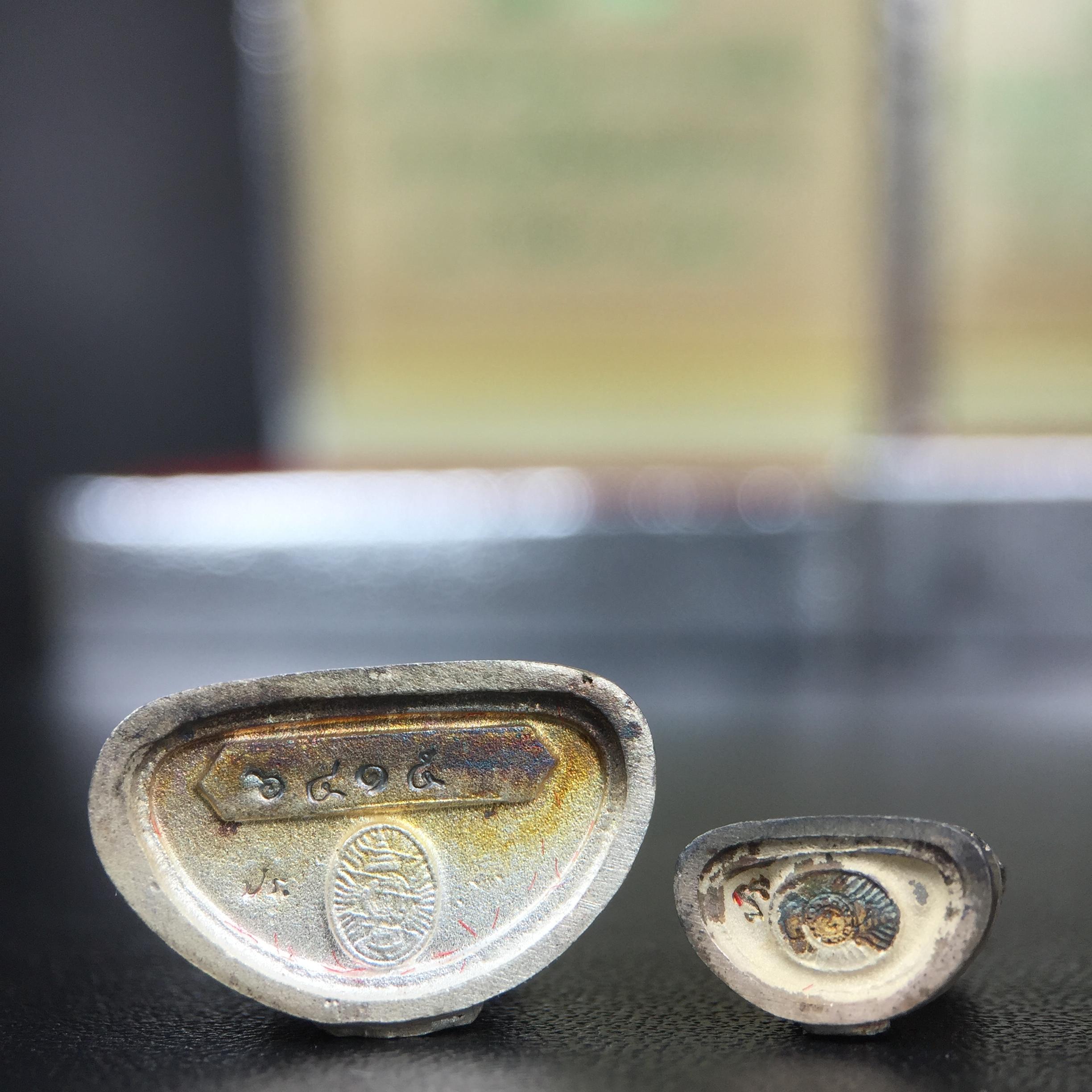 พระกริ่ง+พระชัยวัฒน์พระพุทธนวราชบพิตร ครองสิริราชสมบัติครบ 50 ปี พ.ศ.2540 เนื้อเงินผิวเดิมๆขึ้นสีรุ้งธรรมชาติแบบนิยม(หายาก)(สีสันที่ธรรมชาติสรรค์สร้าง)พร้อมกล่องบรรจุเดิมครบ(1ชุด 2 องค์)1 ใน 9500 ชุด