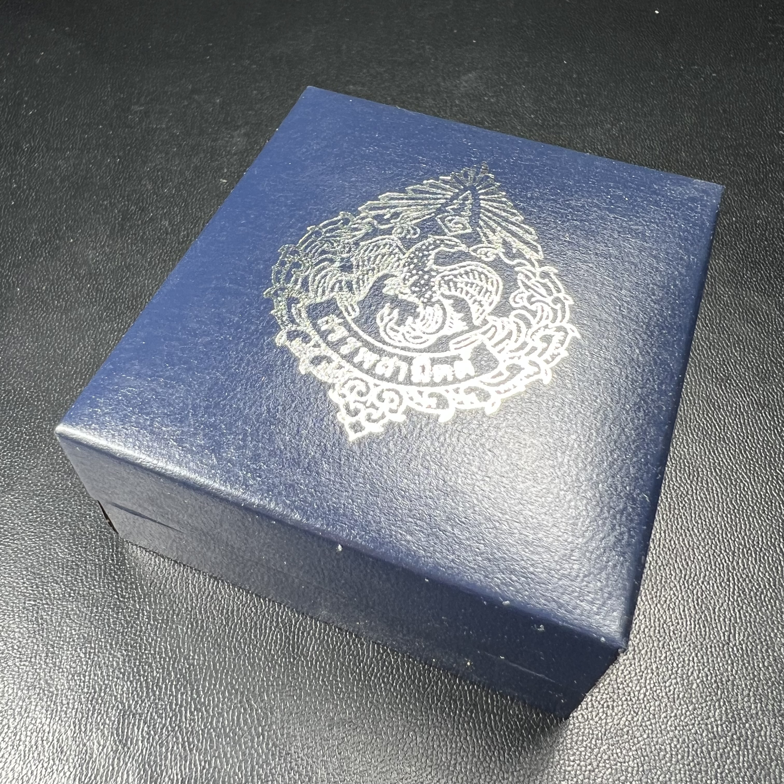 พระแก้วมรกต กรมสรรพสามิตจัดสร้างขึ้นเนื่องในโอกาสครบรอบ 64 ปีของกรมสรรพสามิต และเนื่องในวโรกาสที่พระบาทสมเด็จพระเจ้าอยู่หัวทรงครองราชย์ครบ 50 ปีในปีกาญจนาภิเษก เมื่อ พ.ศ.2539 เนื้อเงินรมดำขัดเงาพร้อมกล่องบรรจุเดิม