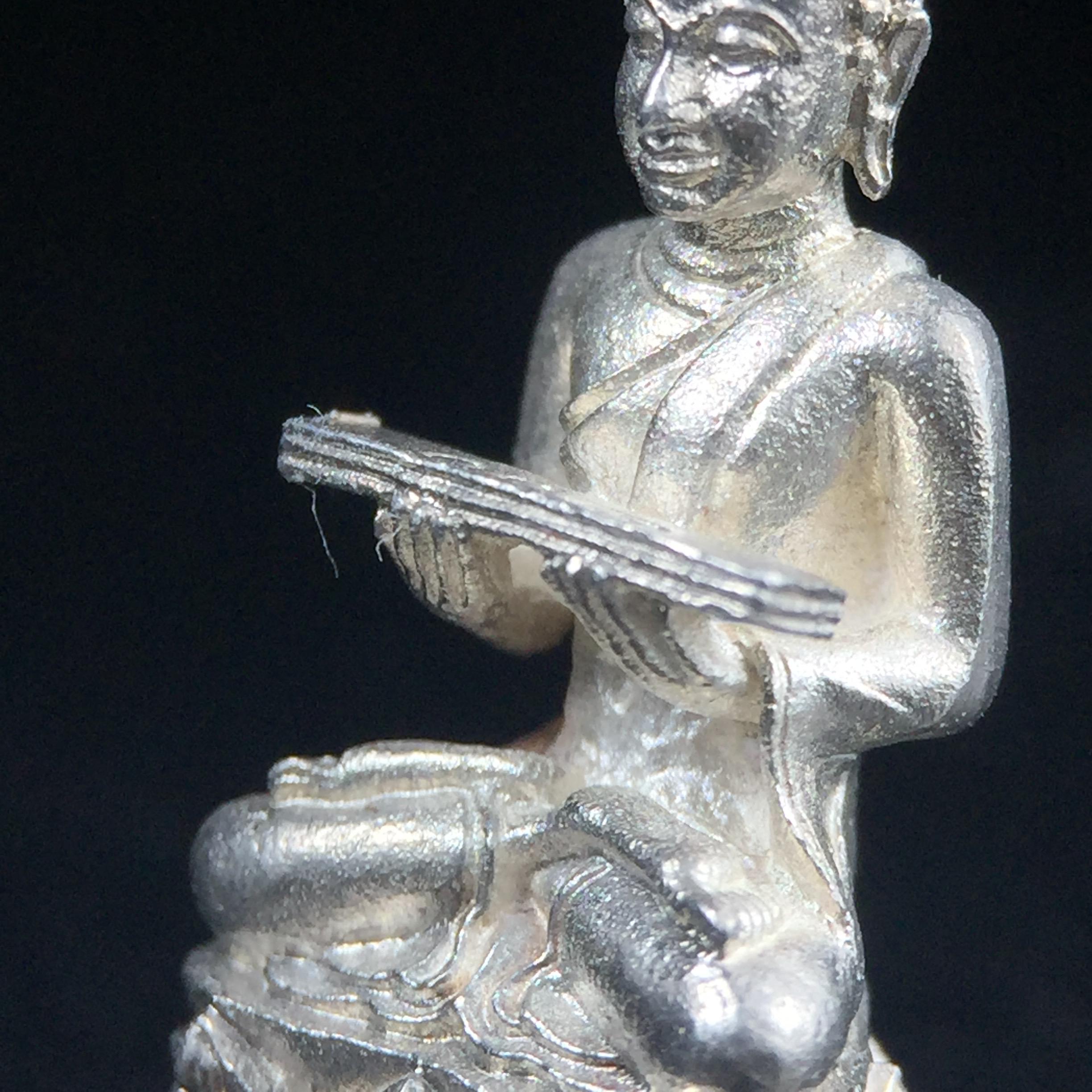 พระกริ่งปรมานุชิตชิโนรส วัดพระเชตุพนวิมลมังคลาราม(วัดโพธิ์) ปี2533 เนื้อเงิน ( ในหลวงรัชกาลที่9เสด็จเททอง)พิธีใหญ่ งดงามด้วยพุทธศิลป์เปี่ยมด้วยพุทธคุณ อีกหนึ่งรุ่นที่แนะนำสะสมบูชา