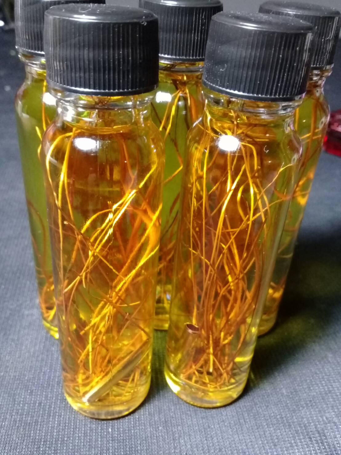 น้ำมันว่านเครือเขาหลง ใส่ตะกรุดนะมหานิยม ทุกขวด