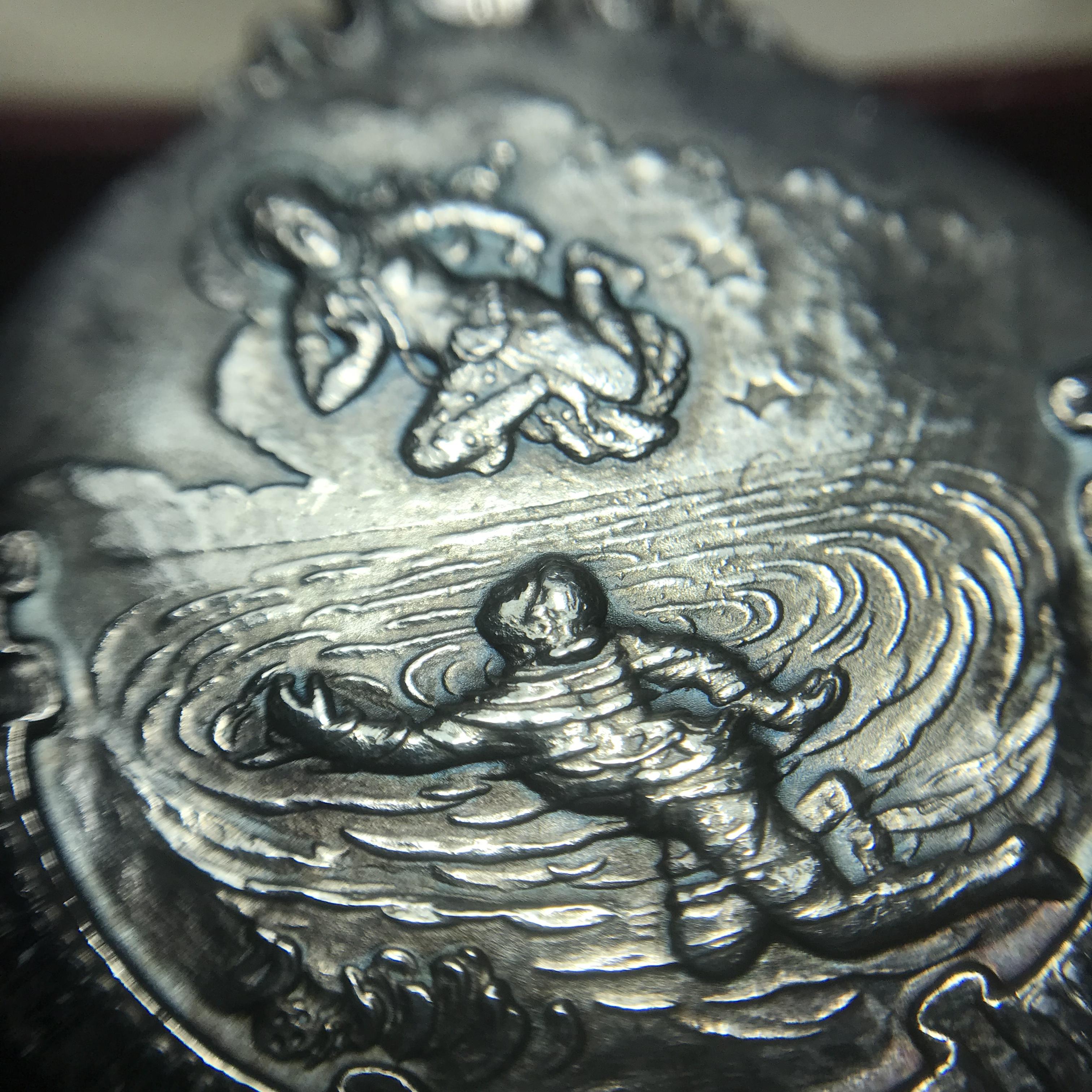 เหรียญพระมหาชนก ปี2539(รุ่นแรก) เนื้อเงิน พิมพ์ใหญ่บล็อกนิยมหายากสุดในรุ่น(วงเดือน คอจุด) ผิวเดิมสีรุ้งธรรมชาติแบบนิยม พร้อมหนังสือสภาพสวยครบชุด