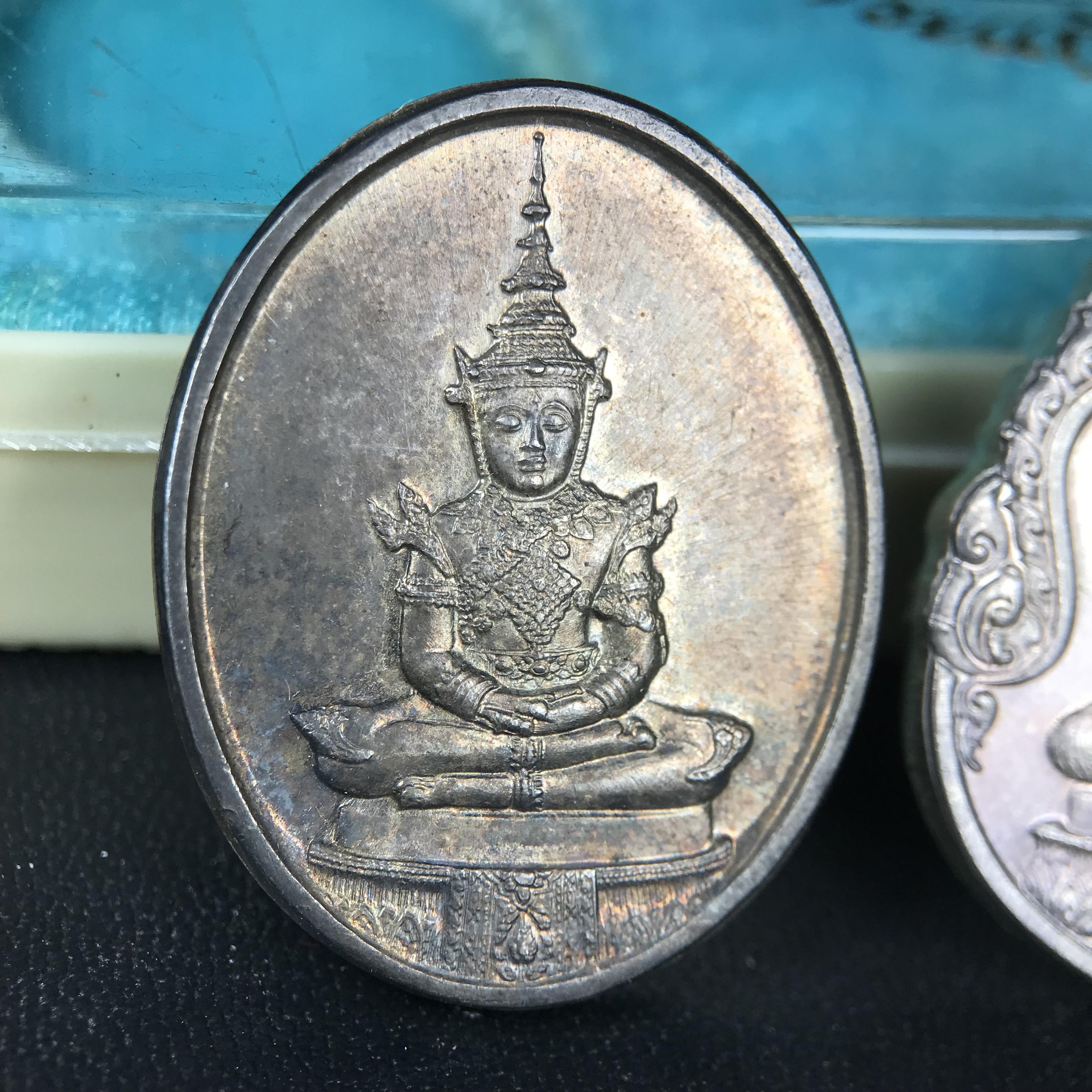 เหรียญพระแก้วมรกตหลัง ภปร. ฉลองกรุงรัตนโกสินทร์ครบ 200 ปี พ.ศ.2525 เนื้อเงิน(ผิวเดิมสวย)กล่องบรรจุเดิมครบ 3พิมพ์ ร้อน ฝน หนาว(บล็อกแรกไม่มีพระราชศรัธานิยม)(ในหลวงรัชกาลที่9 เสด็จในพิธี)พระคู่บ้านคู่เมือง...พระดี...พิธีใหญ่(บล็อกแรกครบชุด ผิวเดิม หายาก)