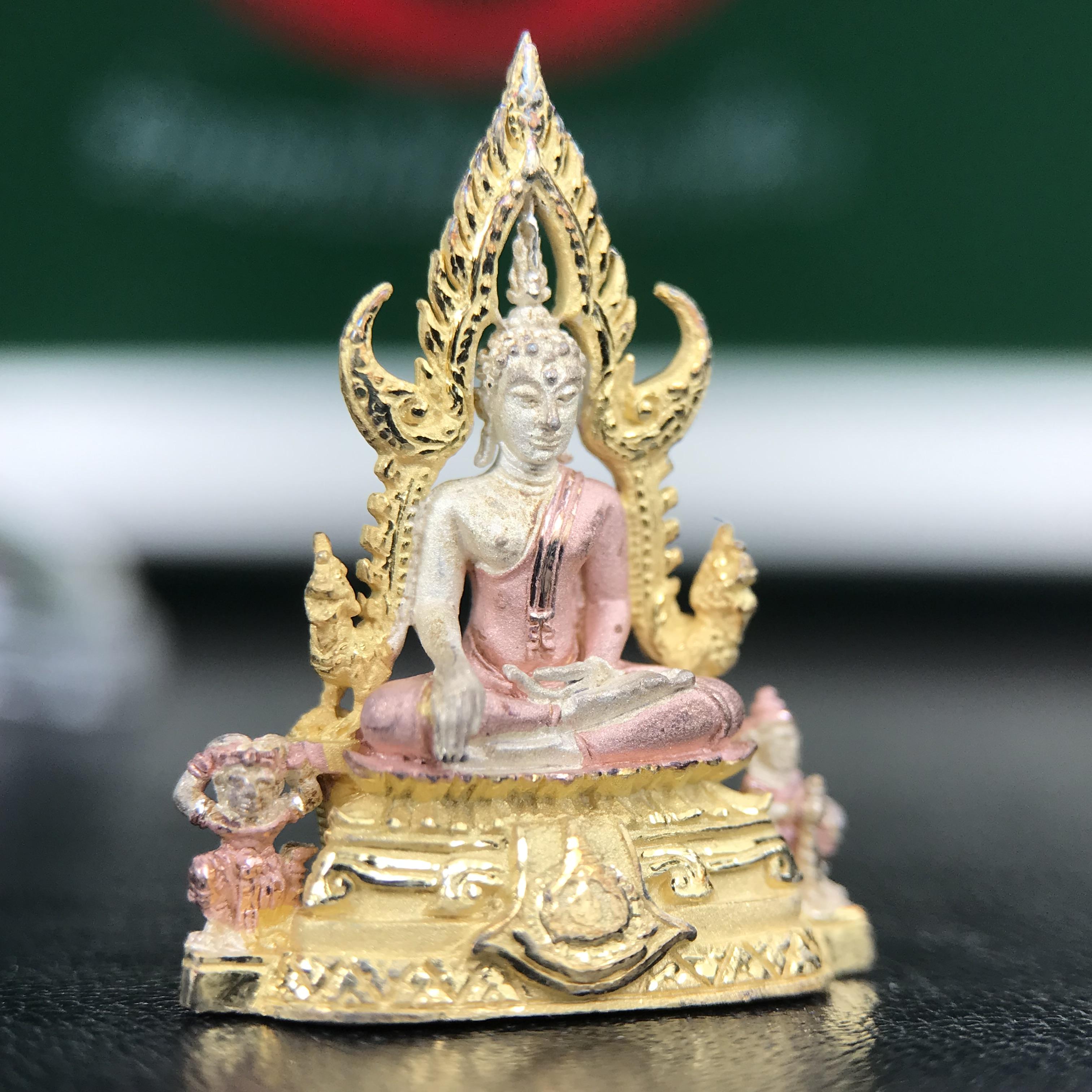 พระพุทธชินราช ภปร. ในวโรกาสพระราชพิธีมหามงคล เฉลิมพระชนมายุ6รอบ 5ธันวาคม2542 มูลนิธิพิทักษ์ดวงตาประชาชน จัดสร้าง เนื้อเงินบริสุทธิ์ 99.9% แบบสามกษัตริย์ขัดเงาบางส่วน พิมพ์กลาง ขนาดสูง 2.4 ซม. พร้อมกล่องบรรจุเดิม