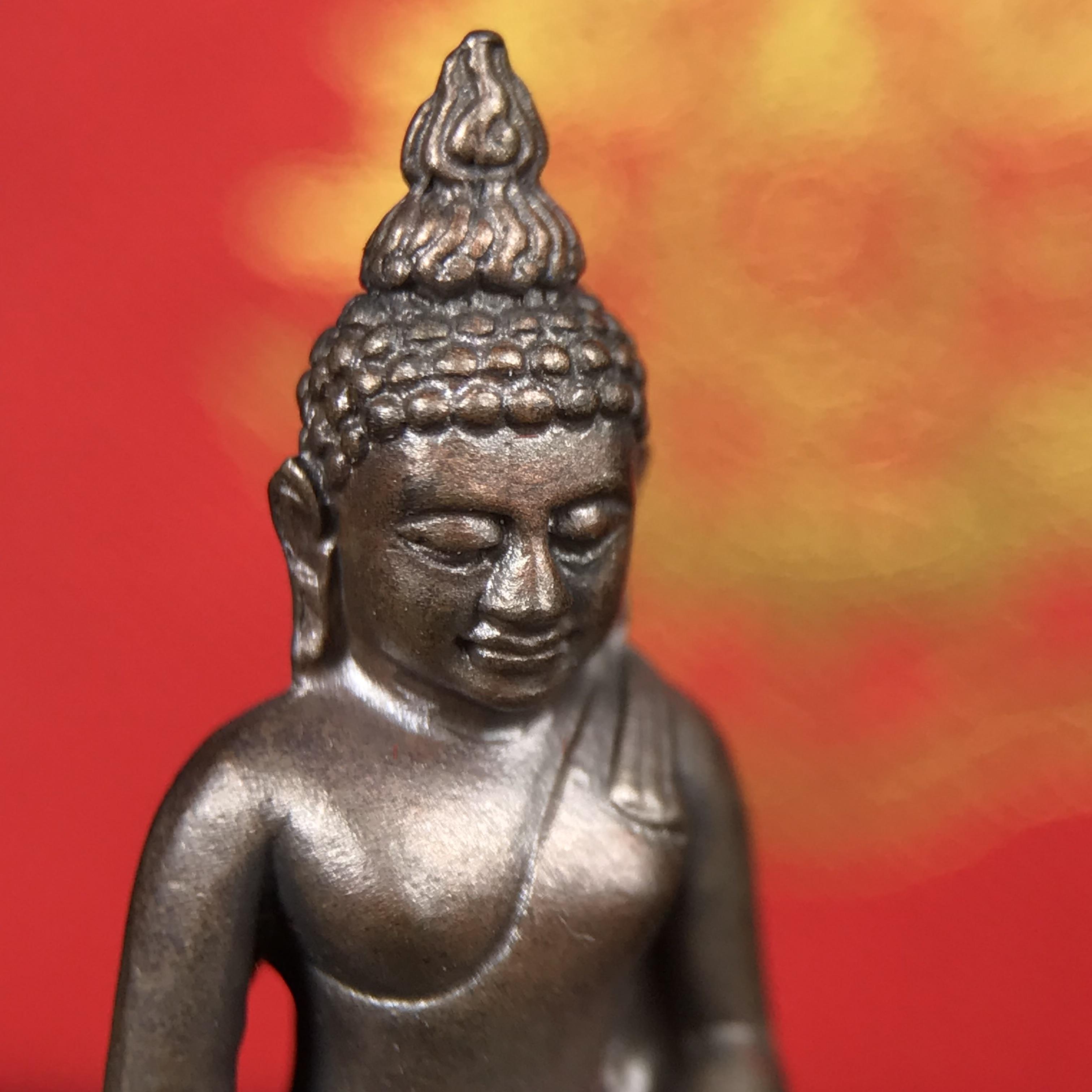 พระกริ่งไพรีพินาศ บรรจุเหล็กไหล ครั้งแรกและครั้งเดียวในประวัติศาสตร์ เฉลิมพระเกียรติ พระบาทสมเด็จพระเจ้าอยู่หัวรัชกาลที่9 พระชนมพรรษา 6 รอบ ปี2542 เนื้อนวโลหะผสมทองคำ(บรรจุเหล็กไหล)ดีนอก-ดีใน พิธีใหญ่ มวลสารเด่น (หายาก)