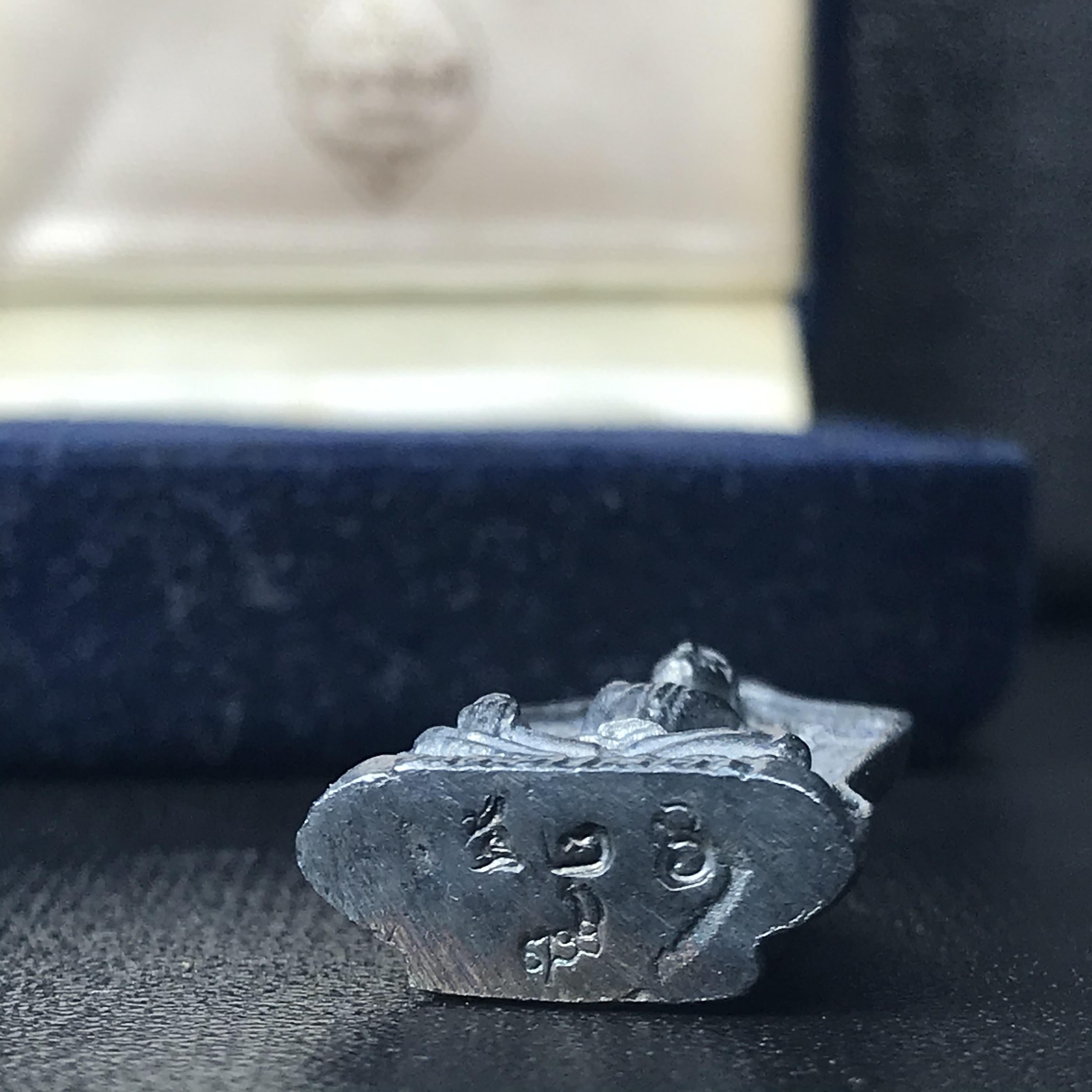 พระศาสดาใบเสมา ภปร. วัดบวรนิเวศวิหาร ปี2532 จัดสร้างในโอกาส 2 ทศวรรษรามาธิบดี เพื่อศูนย์การแพทย์สิริกิติ์ เนื้อเงิน(ผิวเดิมกลับดำสวยงาม)พร้อมกล่องบรรจุเดิม