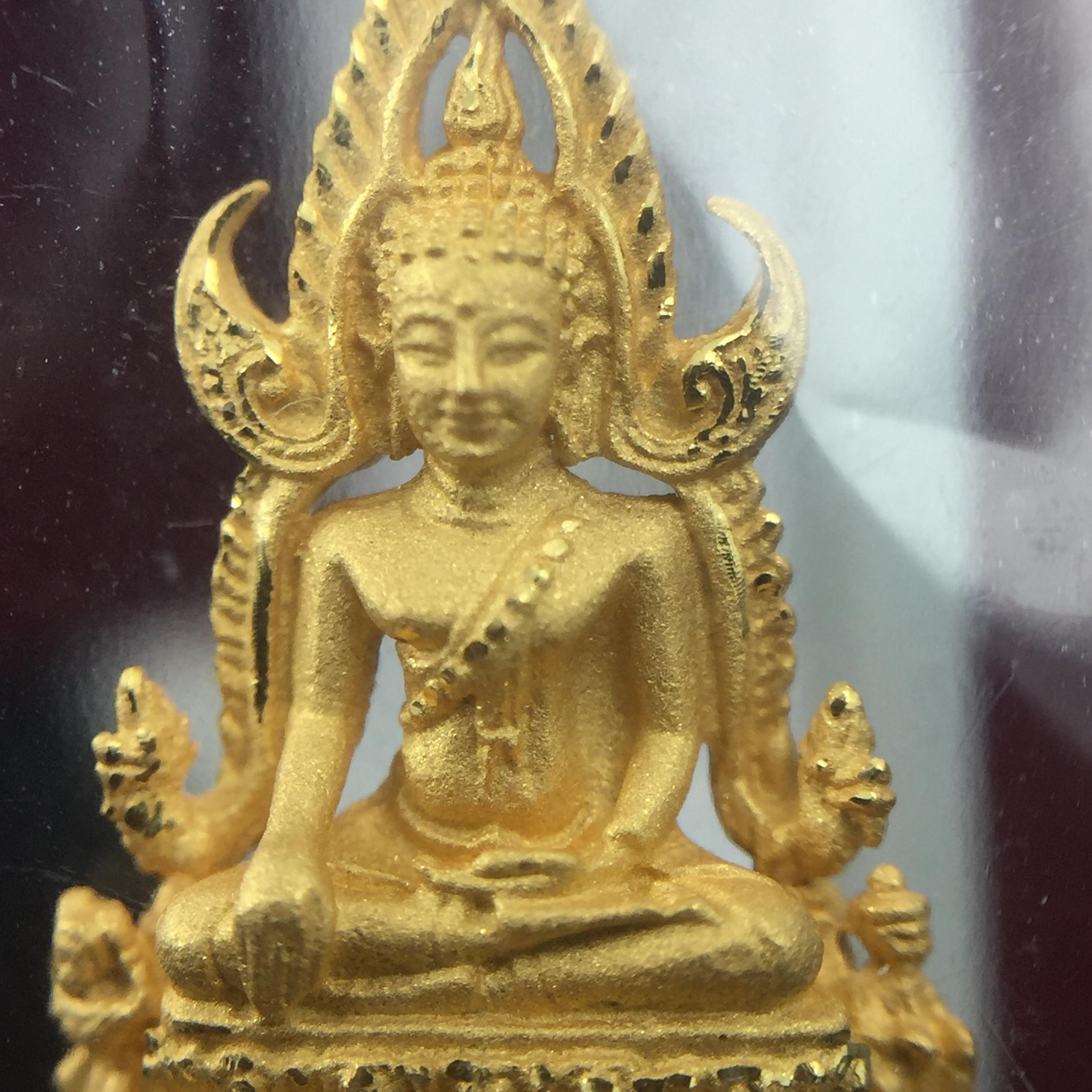 พระพุทธชินราช รุ่น ประวัติศาสตร์ มูลนิธิเพื่อตำรวจไทยจัดสร้าง ปี 2562 เนื้อทองคำขัดเงา พิมพ์ลอยองค์จิ๋ว(ขนาดสูง 1.5 ซม.) (สภาพ สวย ซีนซองเดิม กล่องบรรจุเดิมครบสมบูรณ์)