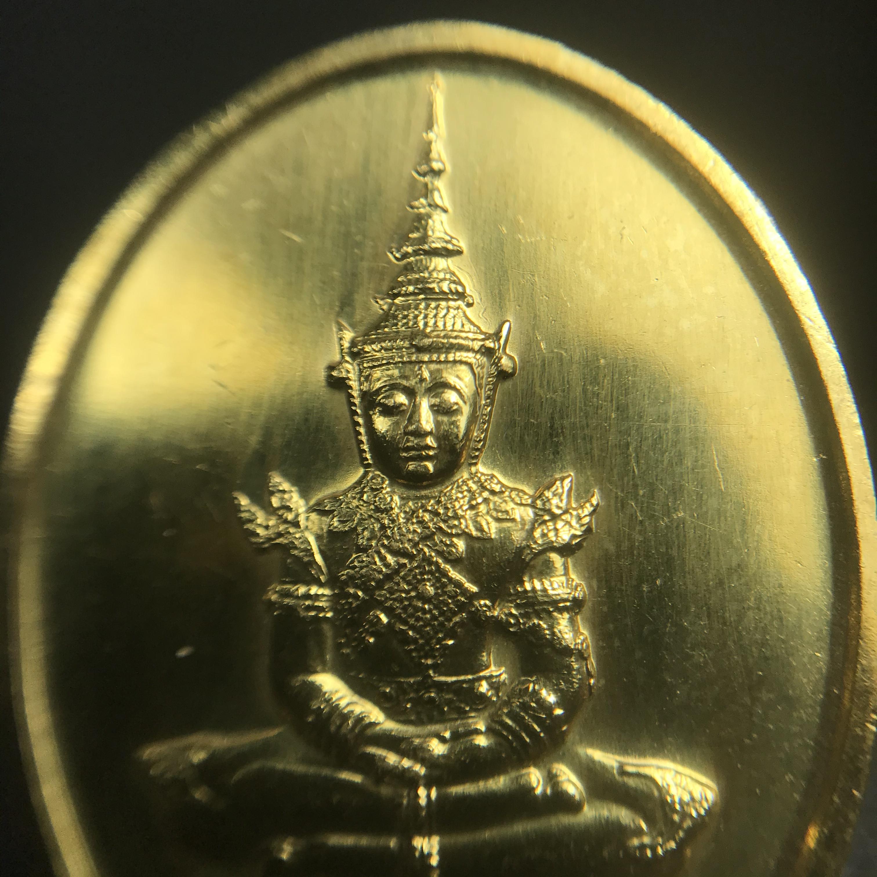 เหรียญพระแก้วมรกตหลัง ภปร ฉลองกรุงรัตนโกสินทร์ครบ 200 ปี พ.ศ.2525 พิมพ์ทรงเครื่องฤดูร้อน เนื้อทองคำ(รุ่นแรก)(บล็อกแรกไม่มีพระราชศรัธา)(ในหลวงรัชกาลที่9 เสด็จในพิธี)
