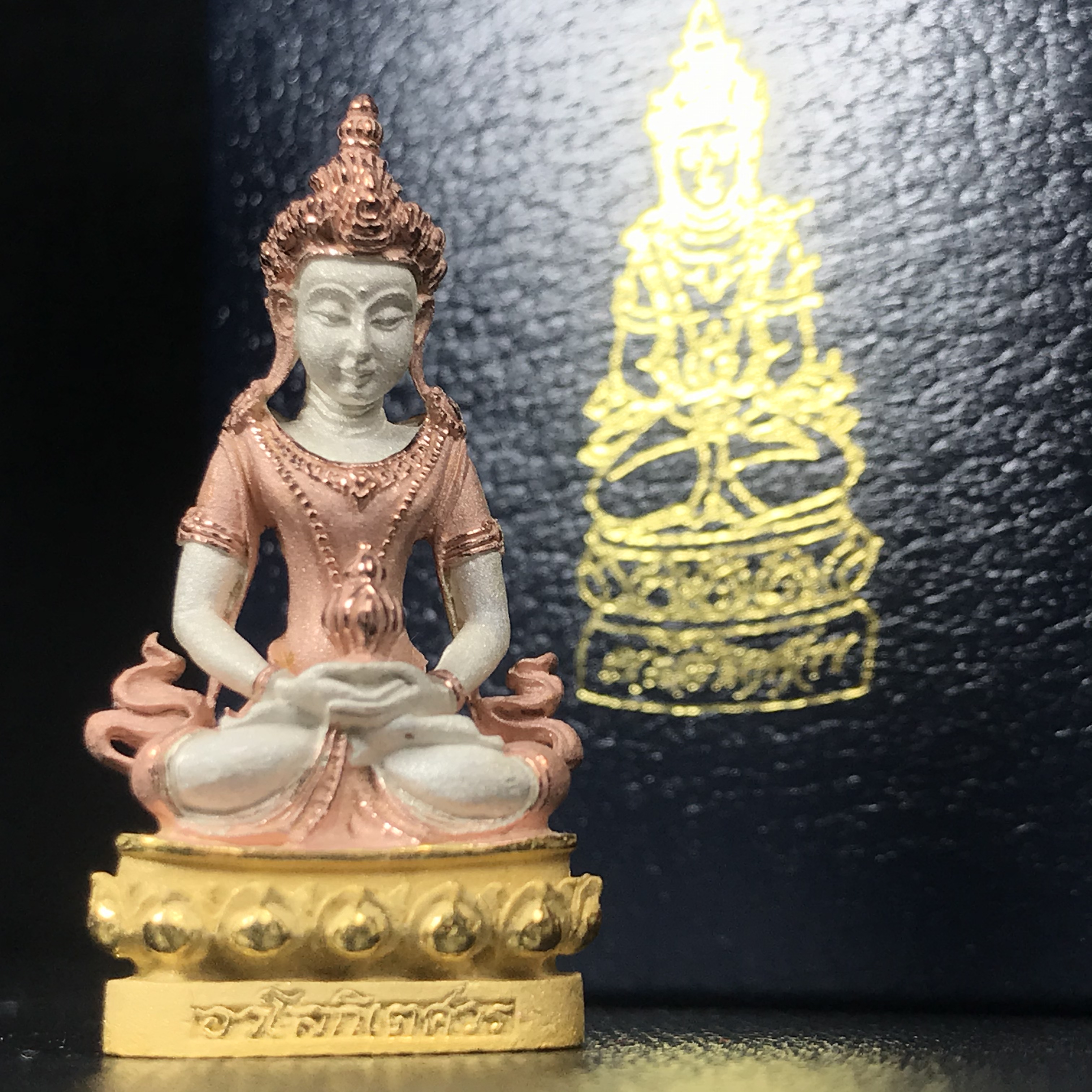 พระกริ่งอวโลกิเตศวร ( เจ้าแม่กวนอิม ) วัดโพธิ์แมนคุณาราม เนื้อเงิน 3 กษัตริย์ พ่นทราย รุ่นอุดมโภคทรัพย์ พ.ศ.2539(อีกหนึ่งรุ่นยอดนิยม พุทธศิลป์สวยงดงาม)