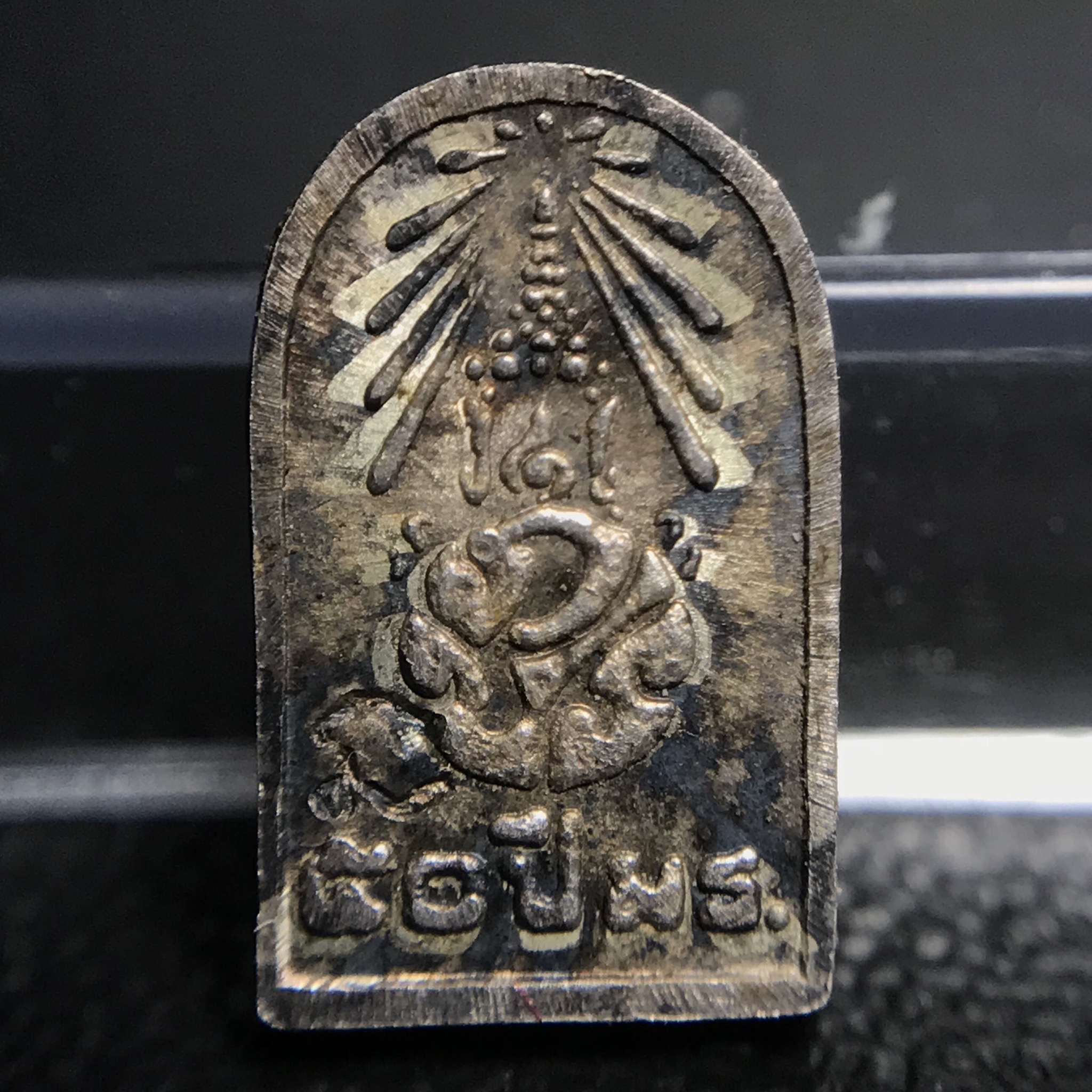 พระปรกใบมะขาม พระพุทธสิหิงค์ ภปร ธรรมศาสตร์ 50ปี เนื้อเงิน(ในหลวงรัชกาลที่9 เสด็จเททอง)(พระปรกใบมะขาม ภปร. รุ่นแรก)หายาก