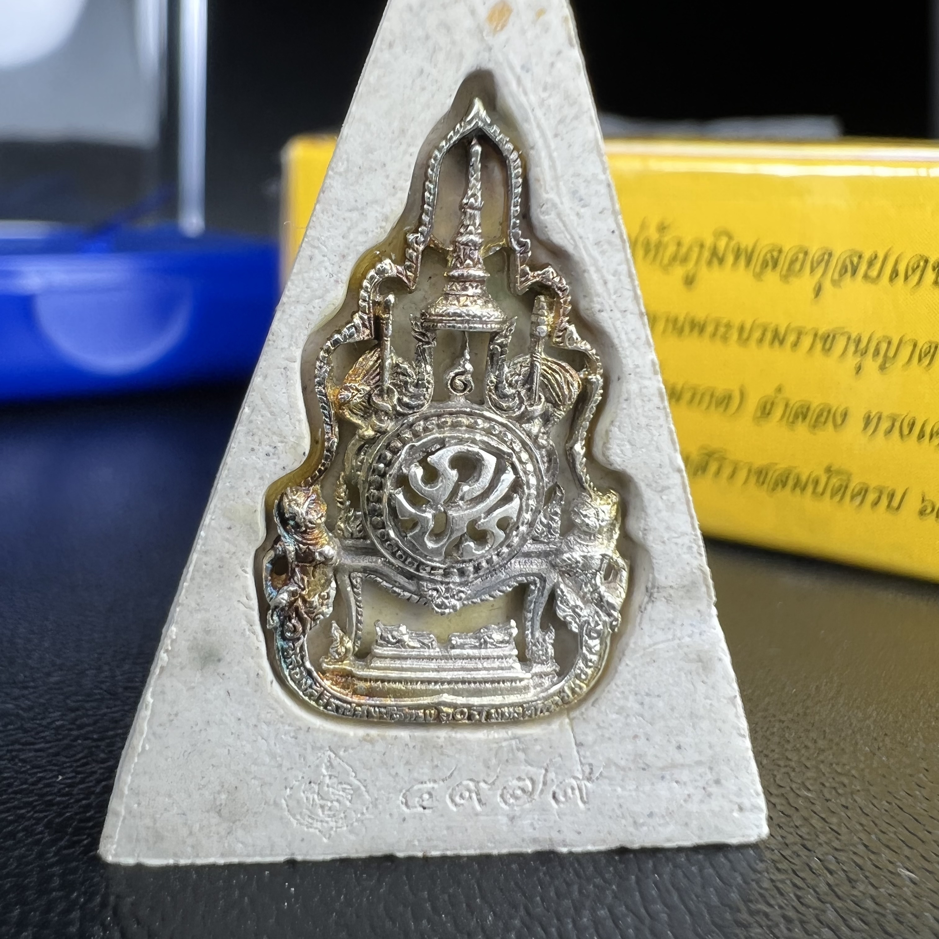 พระแก้วมรกต(จำลอง)ทรงเครื่องฤดูร้อน พระผงบูชา ด้านหน้าปิดทอง ด้านหลังตราสัญลักษณ์ฉลองสิริราชสมบัติครบ 60ปี เนื้อเงิน(รุ่นนี้ได้พระราชทานเส้นพระเจ้า(เส้นผม)รัชกาลที่9ในการจัดสร้าง)