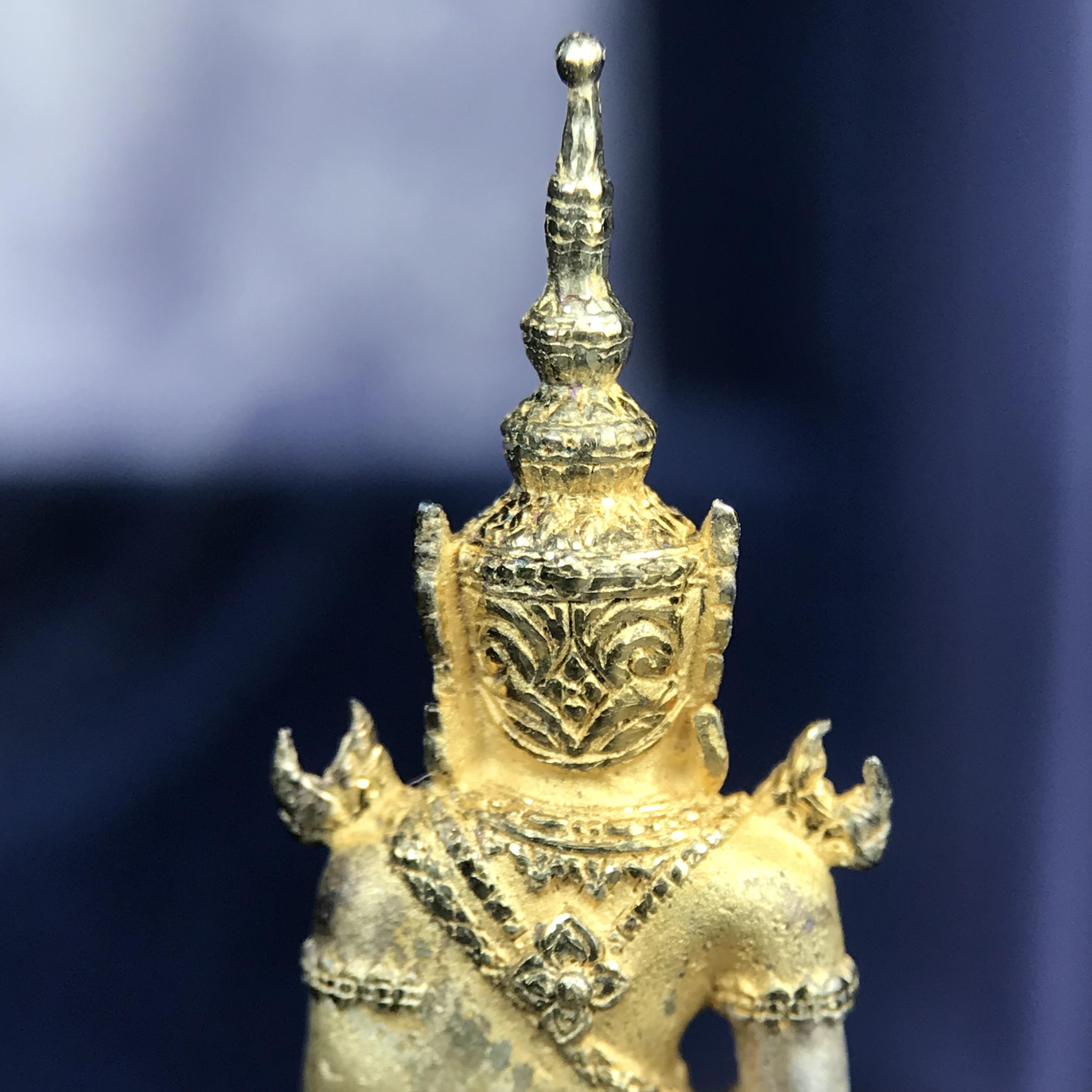 พระแก้วมรกต ภปร. ปี 2547 จัดสร้างโดยโรงพยาบาลภูมิพลอดุลยเดช เนื้อเงิน(3 กษัตริย์) ลอยองค์ หน้าตัก 1/2 นิ้ว สูง 3.7 ซม.พิธีมหามังคาภิเษก ณ พระอุโบสถวัดพระศรีรัตนศาสดาราม(วัดพระแก้ว) งดงามทรงคุณค่าอีกหนึ่งรุ่นยอดนิยม หายาก(องค์หมายเลข ๑๔๑๖)