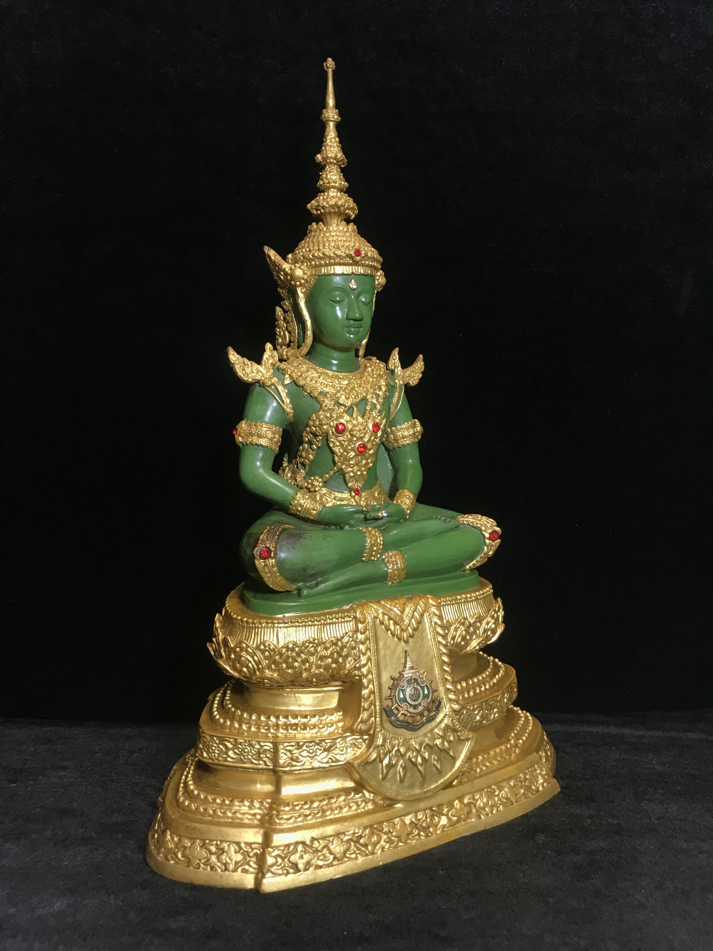 พระพุทธมหามณีรัตนปฏิมากร (จำลอง)พระแก้วมรกต วัดพุทธไทยถาวรวนาราม นครนิวยอร์ก ตรา ภปร. 6รอบ 72พรรษา ในหลวงรัชกาลที่9 ปี2542 ขนาดบูชาหน้าตัก 5นิ้ว หล่อเนื้อโลหะ(ในหลวงรัชกาลที่9 เสด็จเจิมพระสุหร่าย)(1ใน999องค์)