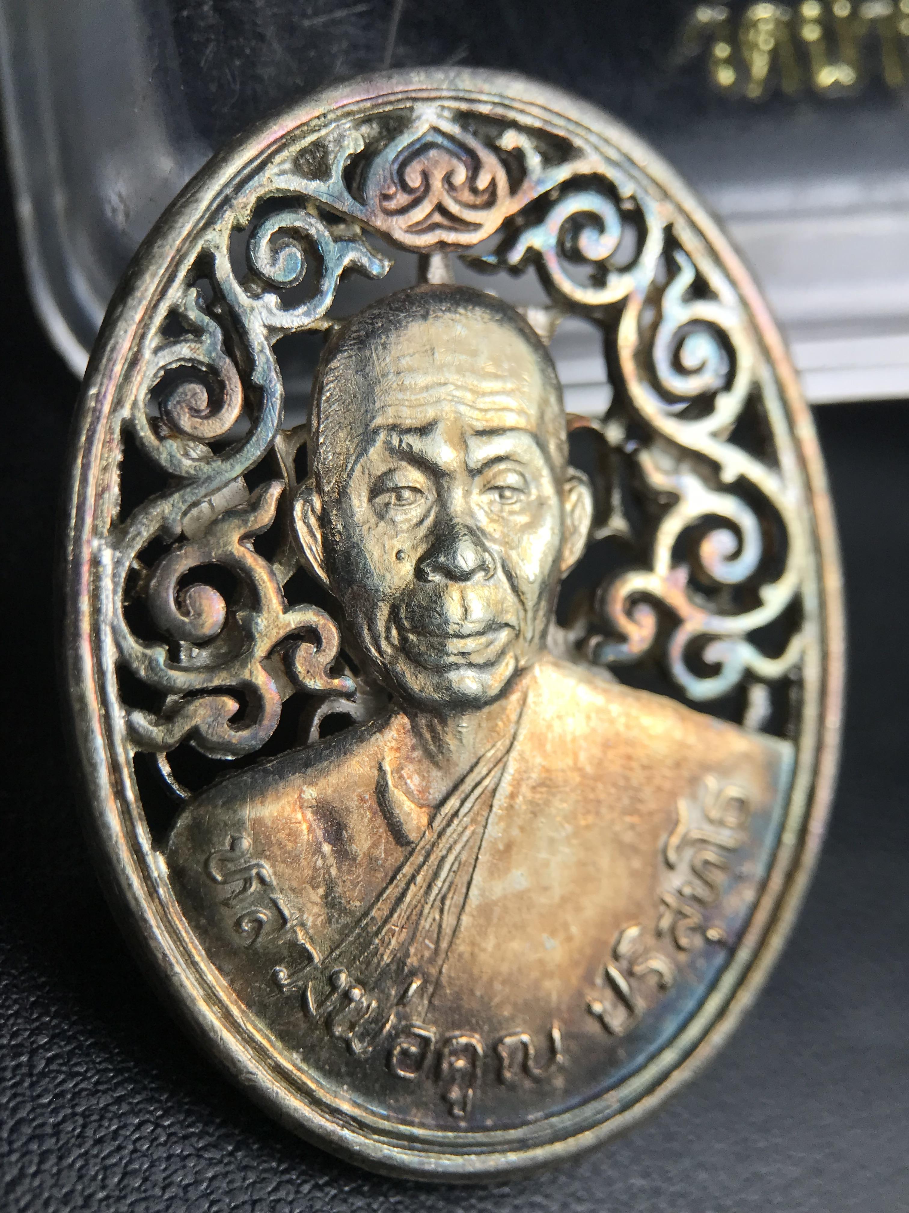 เหรียญหลวงพ่อคูณ ปริสุทโธ วัดบ้านไร่ รุ่น สก. ปี 2536 พิมพ์ลายฉลุ เนื้อเงิน(ผิวเดิมรุ้งสวยมาก) งานมหามงคลเฉลิมพระชนมพรรษา 5 รอบ สมเด็จพระบรมราชินีนาถ จัดสร้างโดย กองพลทหารราบที่๒ ทหารเสือราชินี รักษาพระองค์ (พิธีใหญ่ ประวัติชัดเจน อีกหนึ่งรุ่นยอดนิยม)