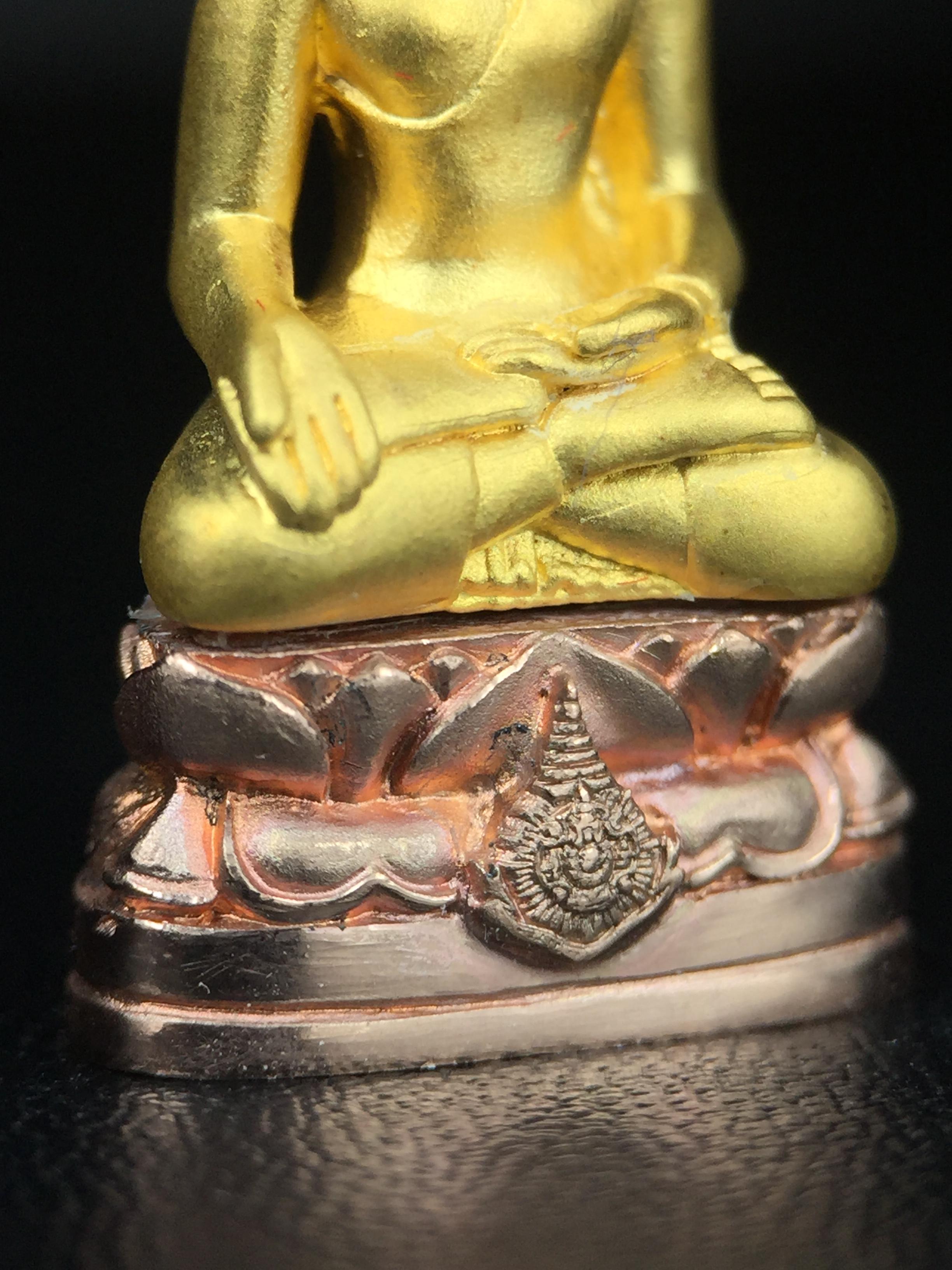 พระไพรีพินาศ รุ่นมหามงคล 72 พรรษา (6 รอบ) ในหลวงรัชกาลที่9 ปี2542 พิมพ์ใหญ่ เนื้อทองคำบริสุทธิ์ 99.9% (ฐานเนื้อนาค)แบบพ่นทรายขัดเงาบางส่วน(สภาพสวยเดิมกล่องบรรจุเดิมครบสมบูรณ์)องค์พิเศษกรรมการ(พบเจอน้อยหายากมาก)