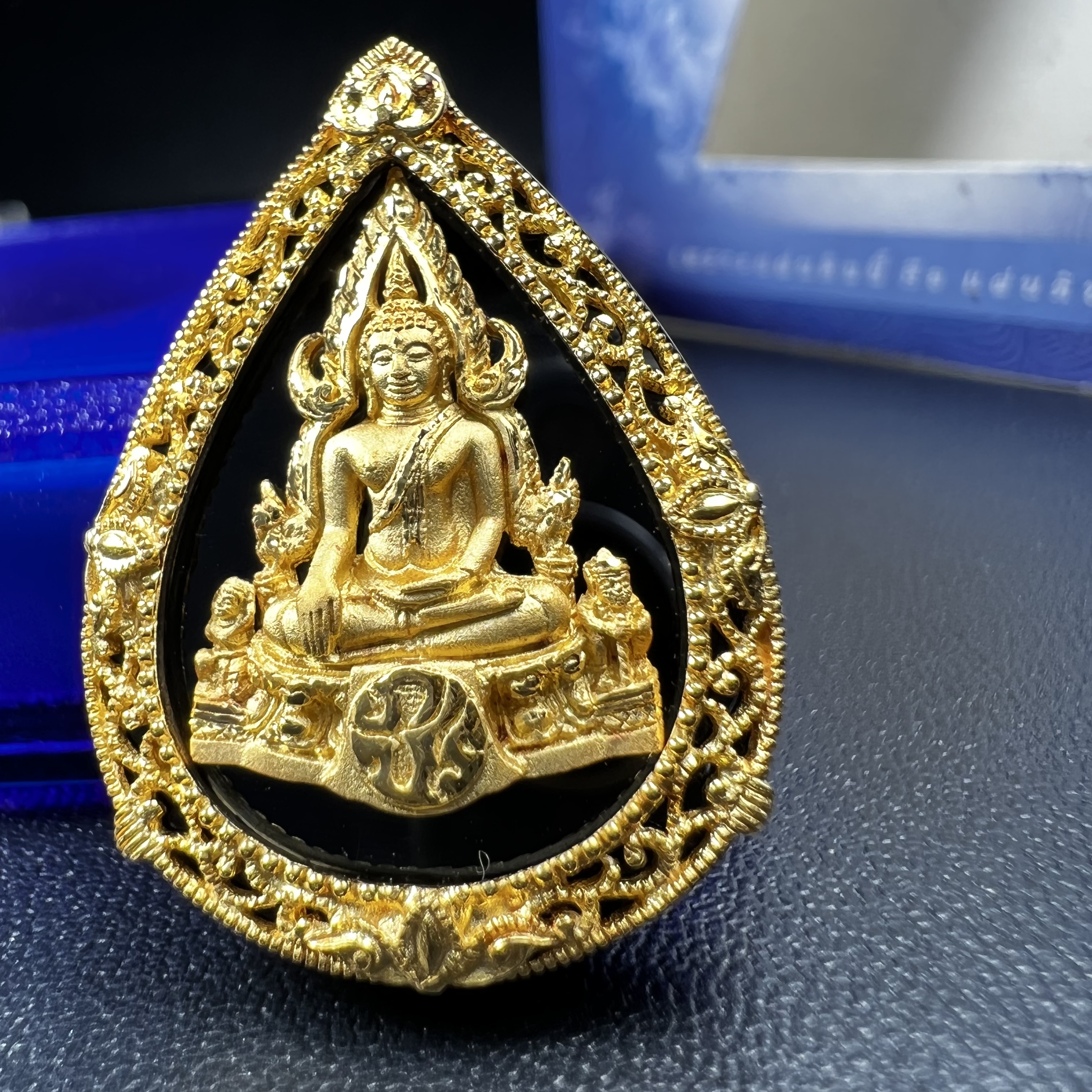 เหรียญพระพุทธชินราช ภปร. รูปหยดน้ำ โครงการ เพราะแผ่นดินนี้คือแผ่นดินเกิด เนื้อทองคำ (นน.รวม 7.3 กรัม) ปี2551 (ขนาด 21 x 29 มม.) (สวยงามหายาก)1ใน 3000องค์